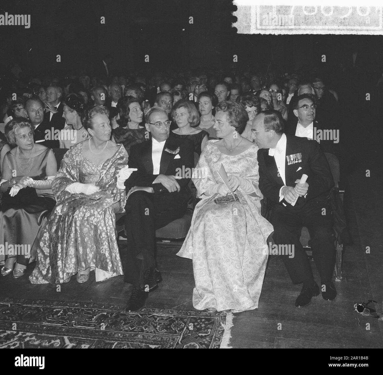 Holland Festival 1965, concert de gala dans le Concertgebouw par Mme Van Hall, Maire Van Hall, Mme Cals et Présidente Pals Date: 15 juin 1965 mots clés: CONCERT AFFAIRES, maires, festivals Nom personnel: CAL, JO Banque D'Images