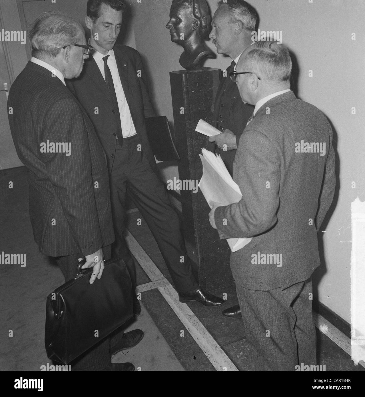 Consultation avec la Fondation du travail, M. Roemers Date: 17 juin 1965 mots clés: Considérant le nom personnel: Roemers, Dirk Nom de l'institution: Foundation van de Arbeid Banque D'Images