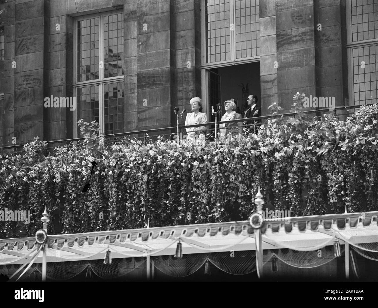 Abdication Reine Wilhelmina/Inauguration de la Reine Juliana abdication Reine Wilhelmina. Balcon scène. La princesse Wilhelmina avec la nouvelle reine et le prince Bernhard pendant le Wilhelmus massivement chanté sur de Dam. Date: 4 septembre 1948 lieu: Amsterdam, Noord-Holland mots clés: Abdications, maison royale Nom personnel: Bernhard, prince, Juliana, Queen, Wilhelmina, princesse Banque D'Images