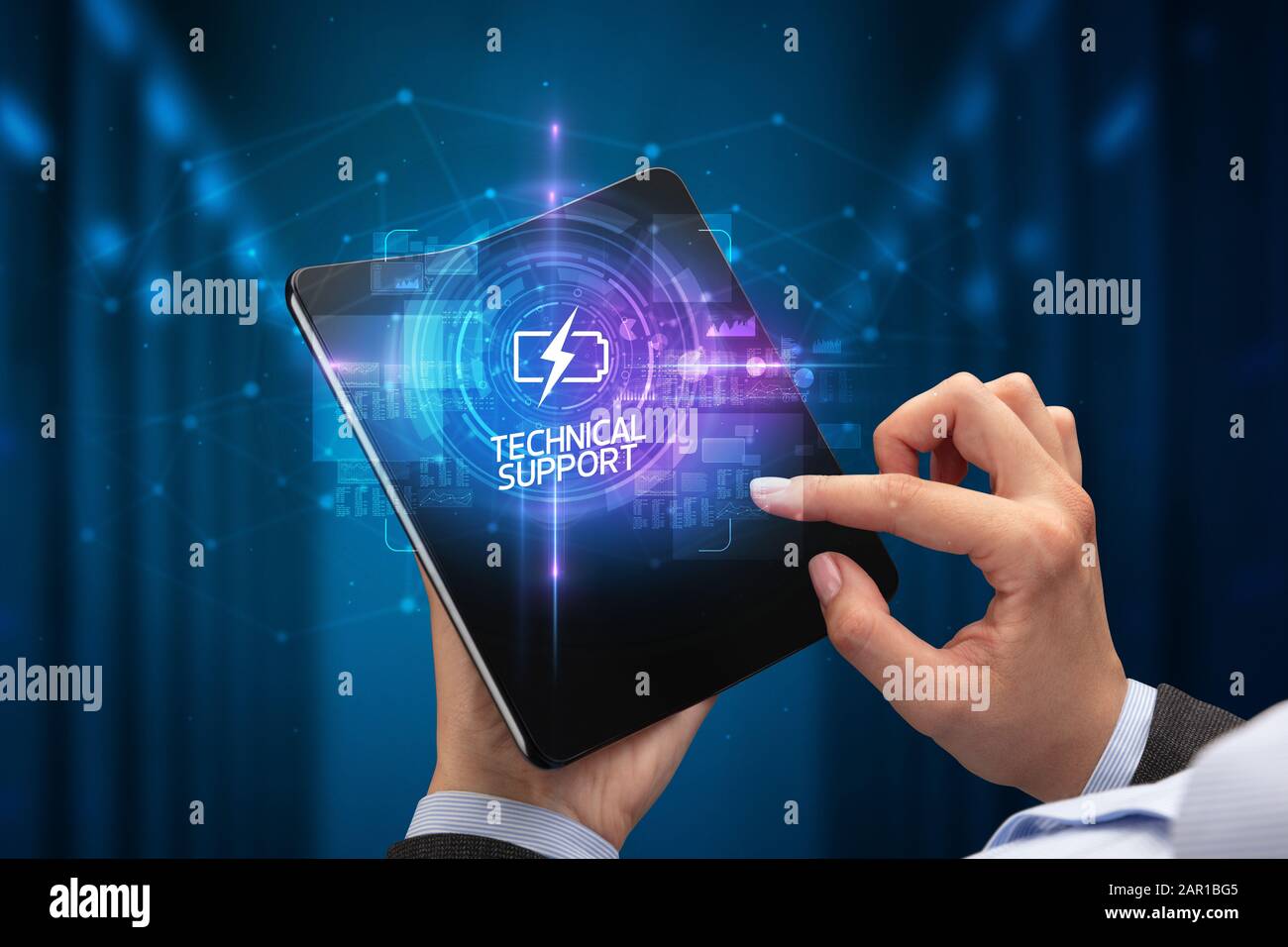 Businessman holding a smartphone pliable avec l'industrie 4.0 Inscription, nouvelle technologie SUPPORT TECHNIQUE concept Banque D'Images