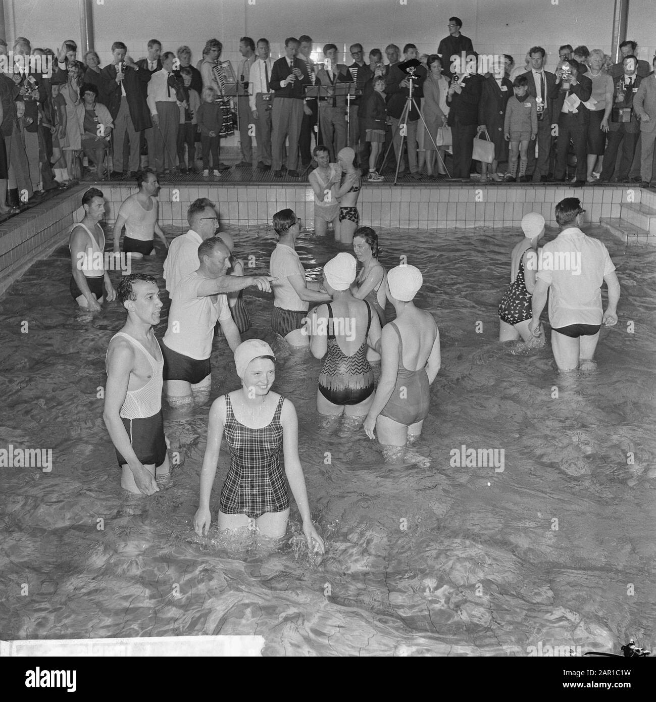Réunion internationale témoins de Jéhovah à Rotterdam, parmi les tons de l'orchestre, beaucoup sont entrés dans le bain d'exercice peu profond Date: 2 juillet 1965 lieu: Rotterdam, Zuid-Holland mots clés: Témoins de Jéhovah, rassemblements, orchestres Banque D'Images