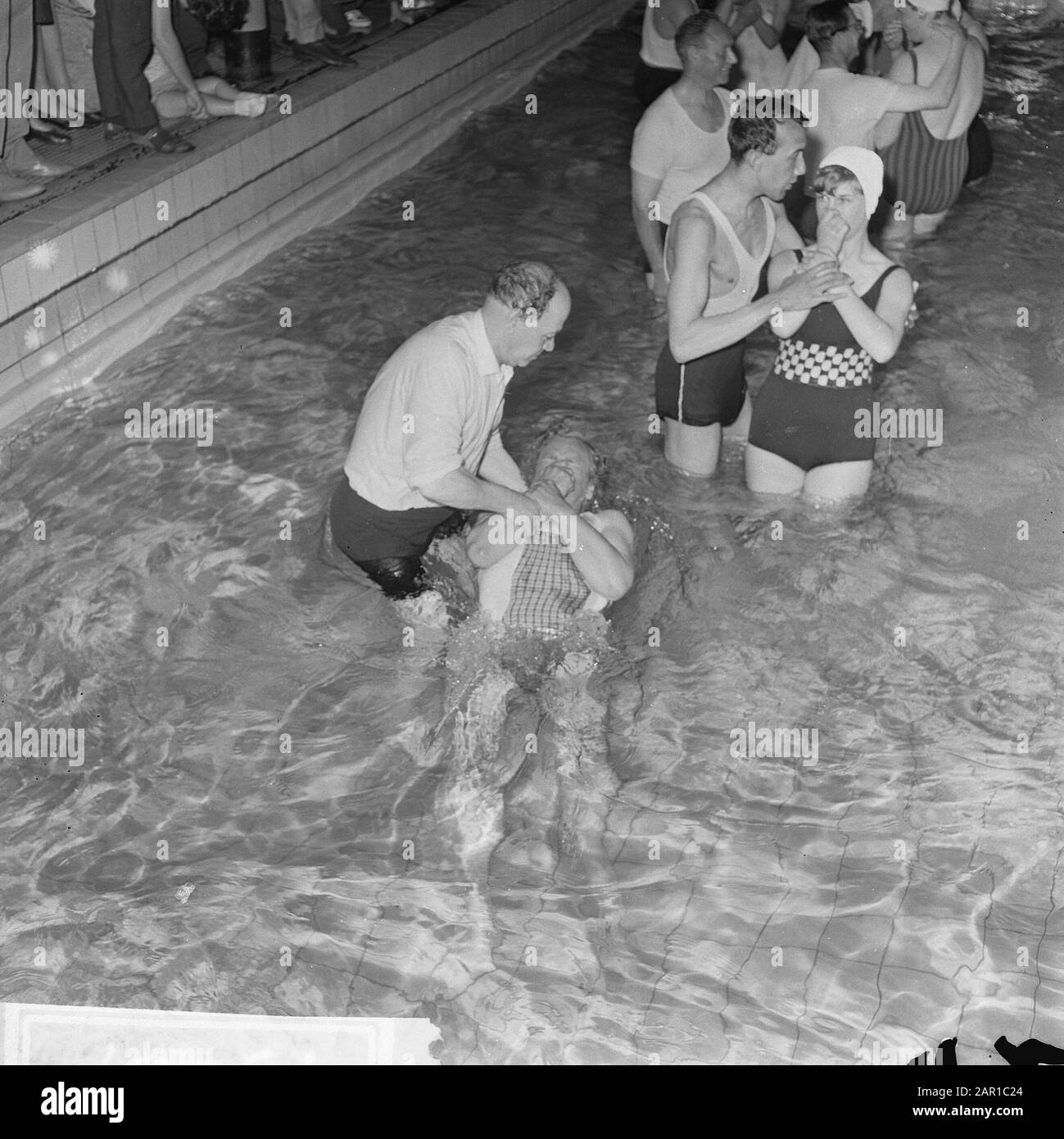Rencontre internationale Jéhovah témoins à Rotterdam, durant le baptême Date: 2 juillet 1965 lieu: Rotterdam, Hollande-Méridionale mots clés: Baptême, Jehovage, réunions Banque D'Images