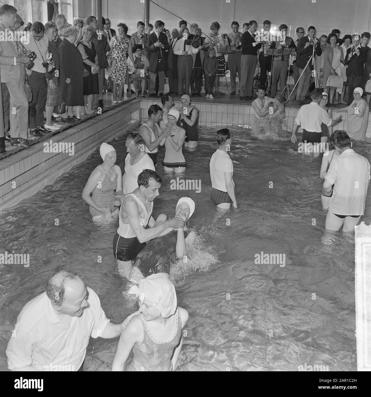 Réunion internationale témoins de Jéhovah à Rotterdam, parmi les tons de l'orchestre, beaucoup sont entrés dans le bain d'exercice peu profond Date: 2 juillet 1965 lieu: Rotterdam, Zuid-Holland mots clés: Témoins de Jéhovah, rassemblements, orchestres Banque D'Images