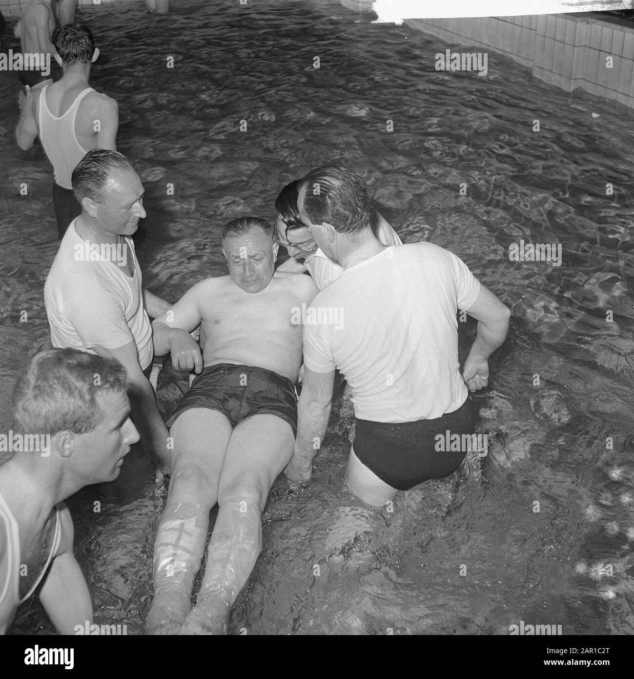 Réunion internationale témoins de Jéhovah à Rotterdam, parmi les tons de l'orchestre, beaucoup sont entrés dans le bain d'exercice peu profond Date: 2 juillet 1965 lieu: Rotterdam, Zuid-Holland mots clés: Témoins de Jéhovah, rassemblements, orchestres Banque D'Images