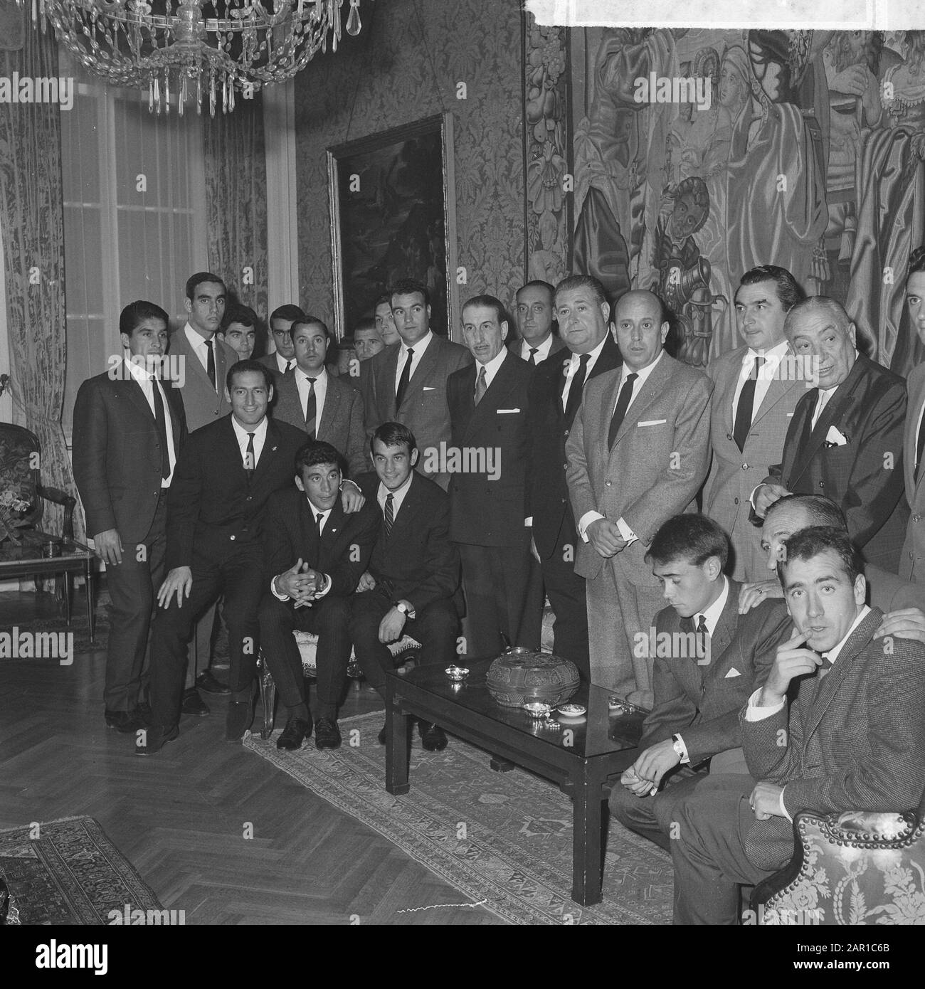 Real Madrid à l'ambassade d'Espagne à la Haye (Ambassadeur d'Espagne au milieu (moustache)) Date : 6 septembre 1965 lieu : la Haye, Espagne mots clés : Ambassades, ambassadeurs, sports, football Nom de l'institution : Real Madrid Banque D'Images