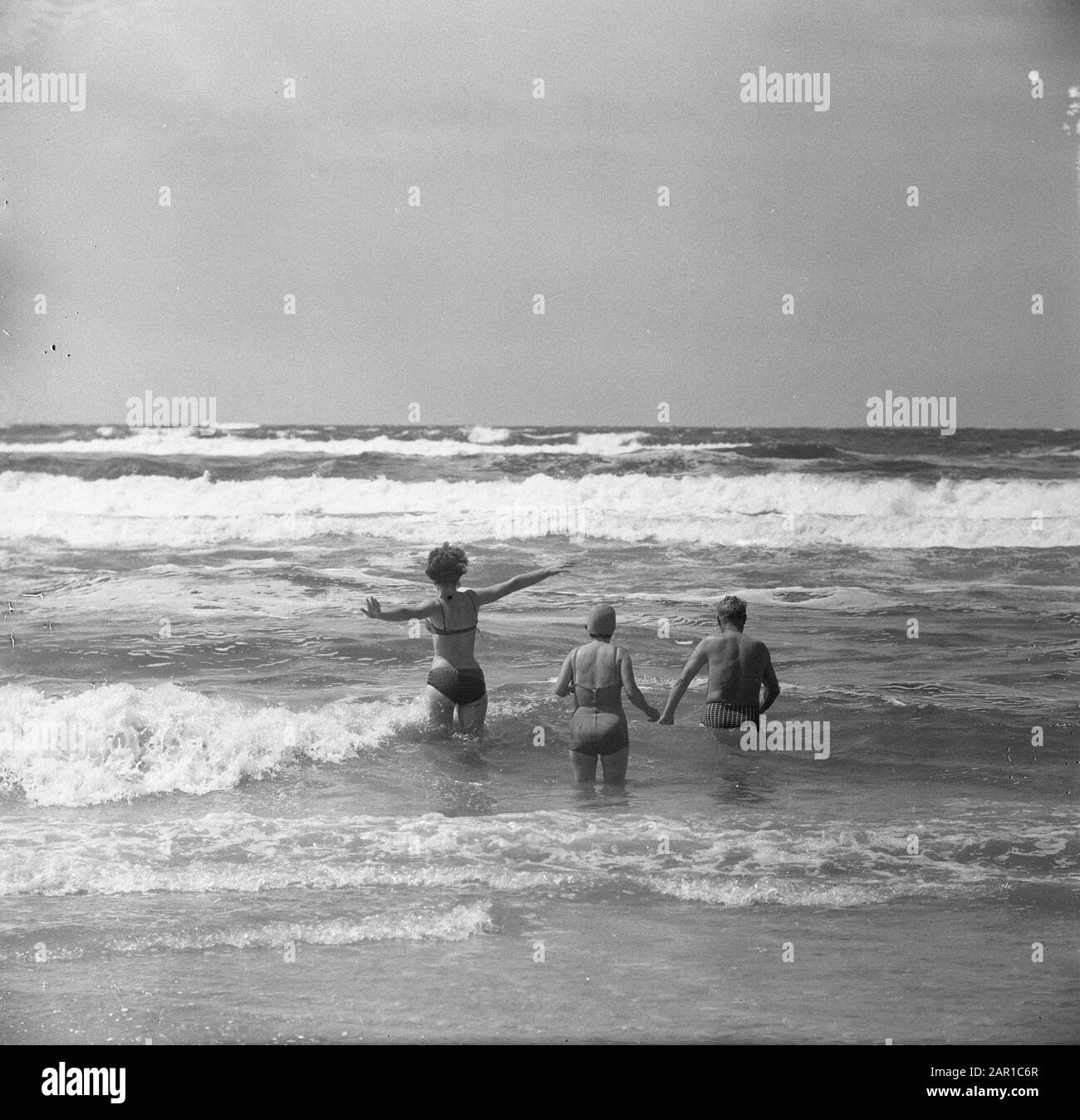 Zandvoort, sur les banques sur le boulevard il est bon repos Date: 5 juillet 1965 lieu: Noord-Holland, Zandvoort mots clés: Banques, boulevards Banque D'Images