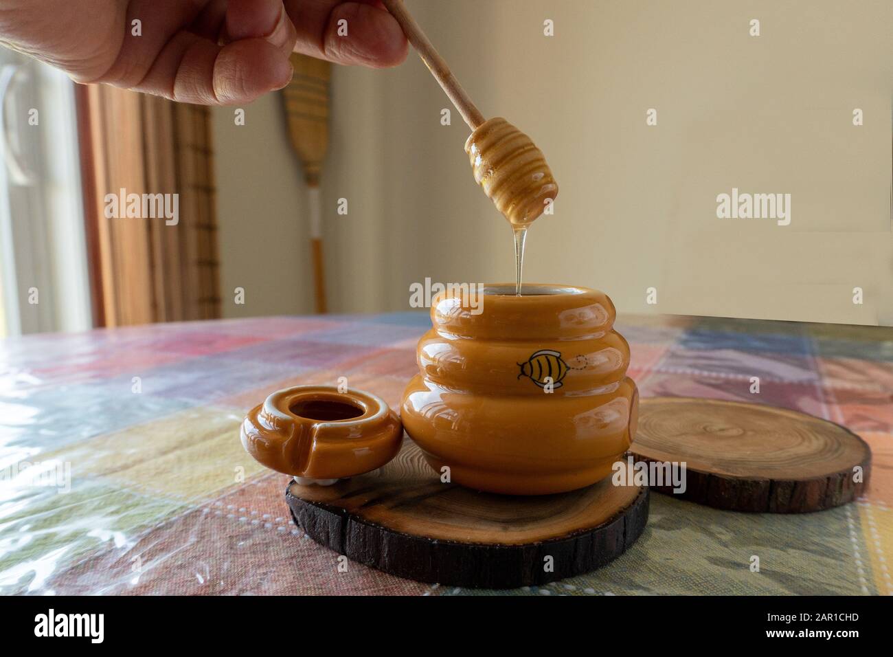 Pot en céramique jaune avec du miel de linden sur la table Banque D'Images