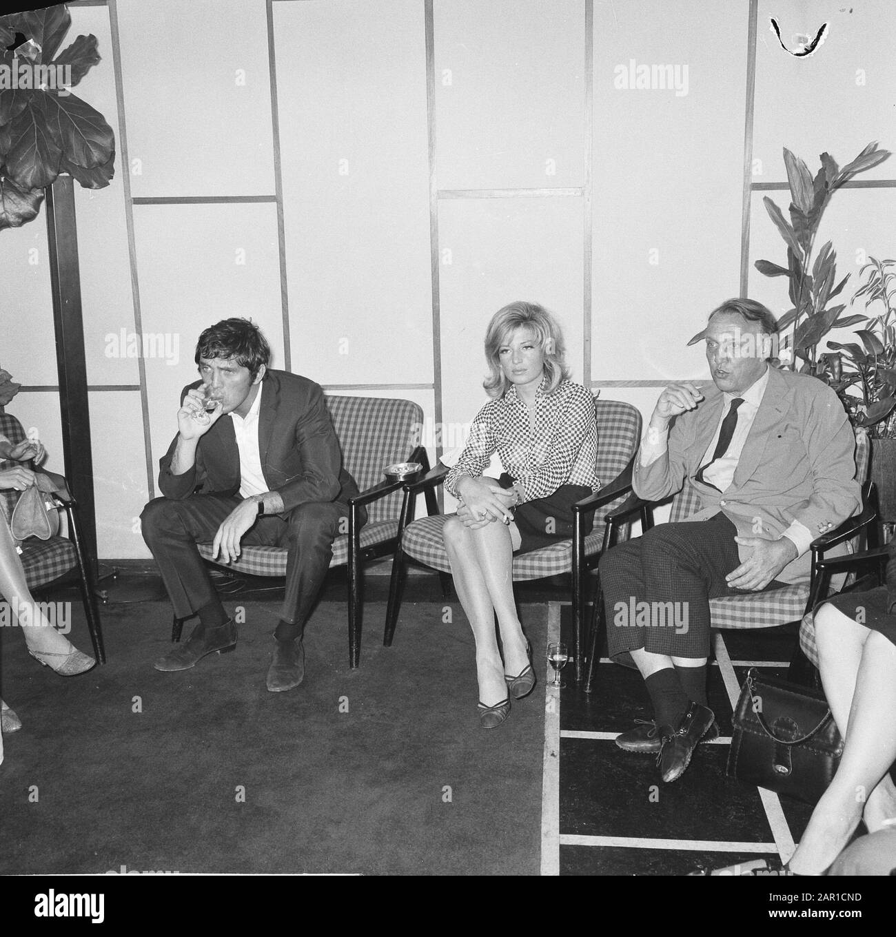 Film modestie Blaise de l'américain Joseph Losey. Enregistrements de films à Amsterdam. Terence Stamp, Monica Vitti et réalisateur Joseph Losey Date: 12 juillet 1965 lieu: Amsterdam, Noord-Holland mots clés: Acteurs, actrices, cinéastes, films, stars Nom personnel: Losey, Joseph, Stamp, Terence, Vitti, Monica Banque D'Images