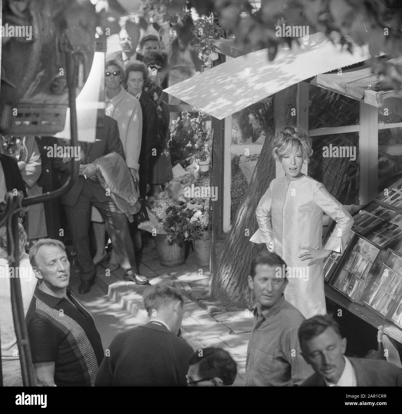 Modestie Blaise, Monica Vitti a arrêté la scène et a attendu que le photographe quitte Date: 13 juillet 1965 mots clés: Scènes, photographes Nom personnel: Vitti, Monica Banque D'Images