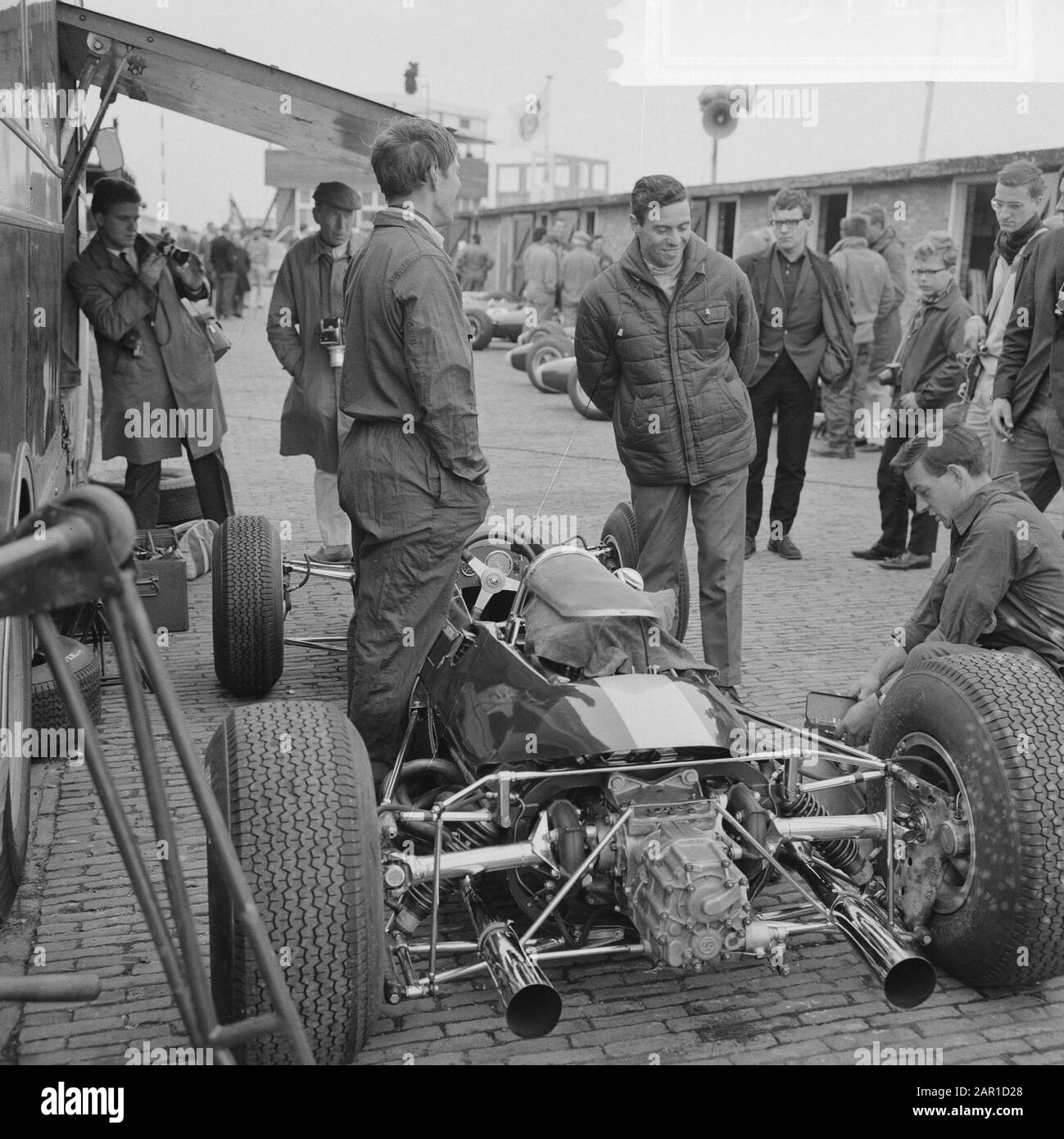 Formation Du Grand Prix De Zandvoort. Jim Clark avec mécanique à son Lotus Date: 16 juillet 1965 lieu: Noord-Holland, Zandvoort mots clés: Motorsport Nom personnel: Clark, Jim Banque D'Images