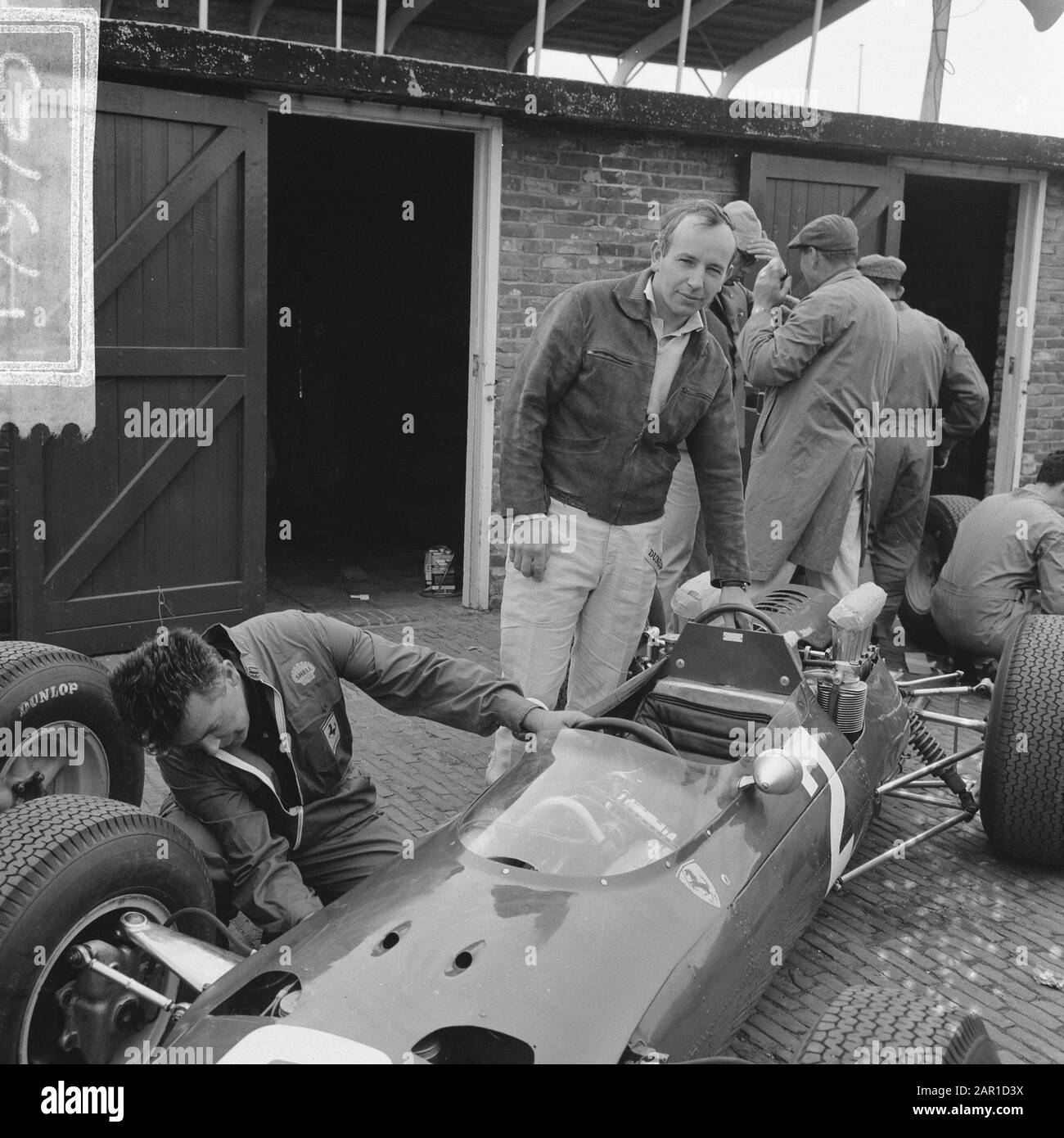 Training Zandvoort Grand Prix, John Surtees À Sa Ferrari Date: 16 Juillet 1965 Lieu: Noord-Holland, Zandvoort Mots Clés: Motorsport Nom Personnel: Surtees, John Banque D'Images