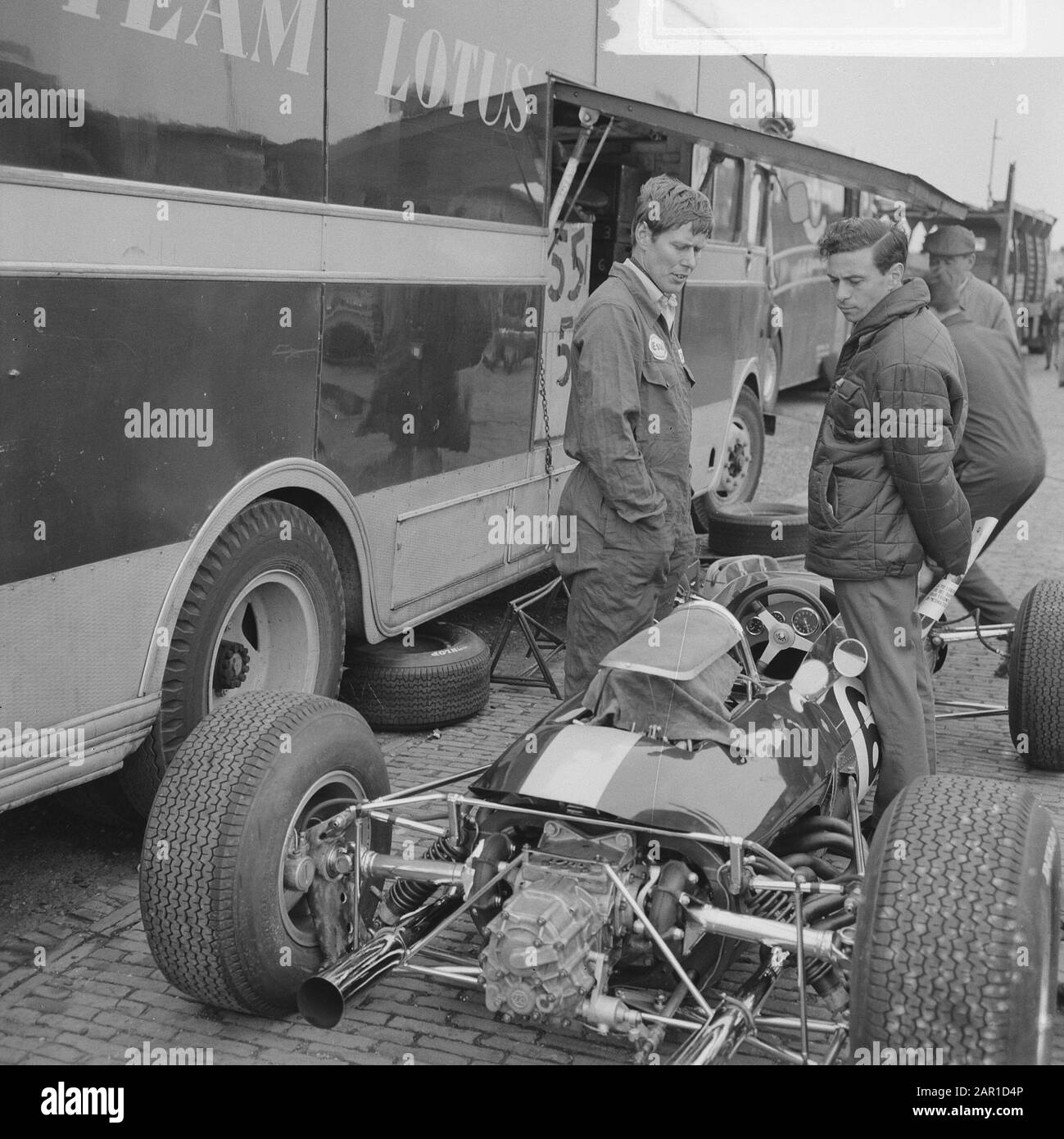 Training Zandvoort Grand Prix, Jim Clark avec un mécanicien à son Lotus Date: 16 juillet 1965 lieu: Noord-Holland, Zandvoort mots clés: Motorsport Nom personnel: Clark, Jim Banque D'Images