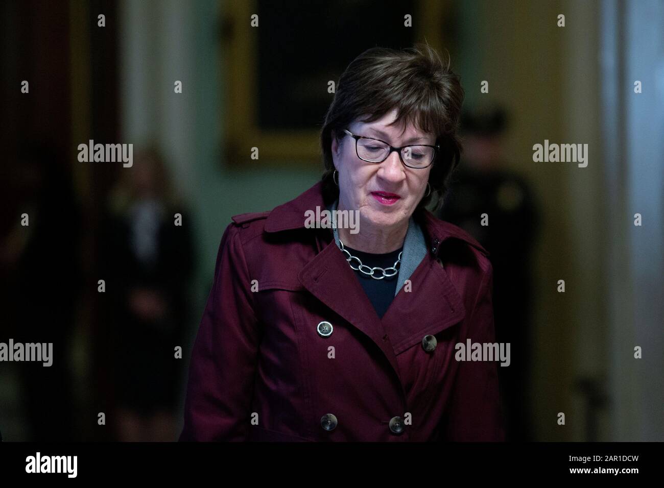 Le sénateur américain Susan Collins (Républicain du Maine) traverse le corridor de l'horloge de l'Ohio du Capitole des États-Unis à Washington, DC, États-Unis, le samedi 25 janvier 2020 comme Jay Sekulow, avocat personnel du président Donald Trump, Et l'avocat de la Maison Blanche, Pat Cipollone, se prépare à présenter sa défense du président américain Donald J. Trump au Sénat. Crédit: Stefani Reynolds/CNP | usage dans le monde entier Banque D'Images