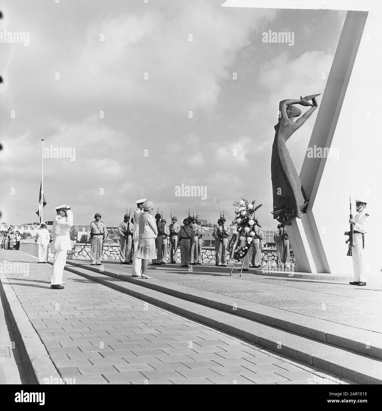 Visite royale à l'Ouest, couple royal met la couronne au monument des victimes déchue de la seconde Guerre mondiale Date: 29 septembre 1965 mots clés: Couronnes, monuments, deuxième guerre mondiale Banque D'Images