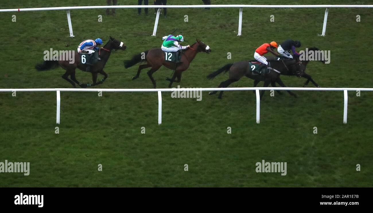 De retour Sur Le Lash monté par Jonathan Burke continue à gagner la plaque d'acier Et sections handicap Hurdle pendant la journée des essais du festival à l'hippodrome de Cheltenham. Banque D'Images