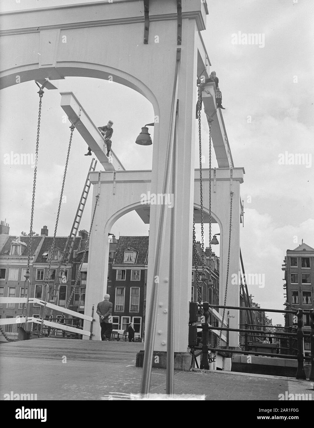 Skinny Bridge sous peintres Date: 5 juillet 1949 lieu: Amstel, Amsterdam mots clés: Ponts, peintres, travail Nom de l'institution: Skinny Bridge Banque D'Images
