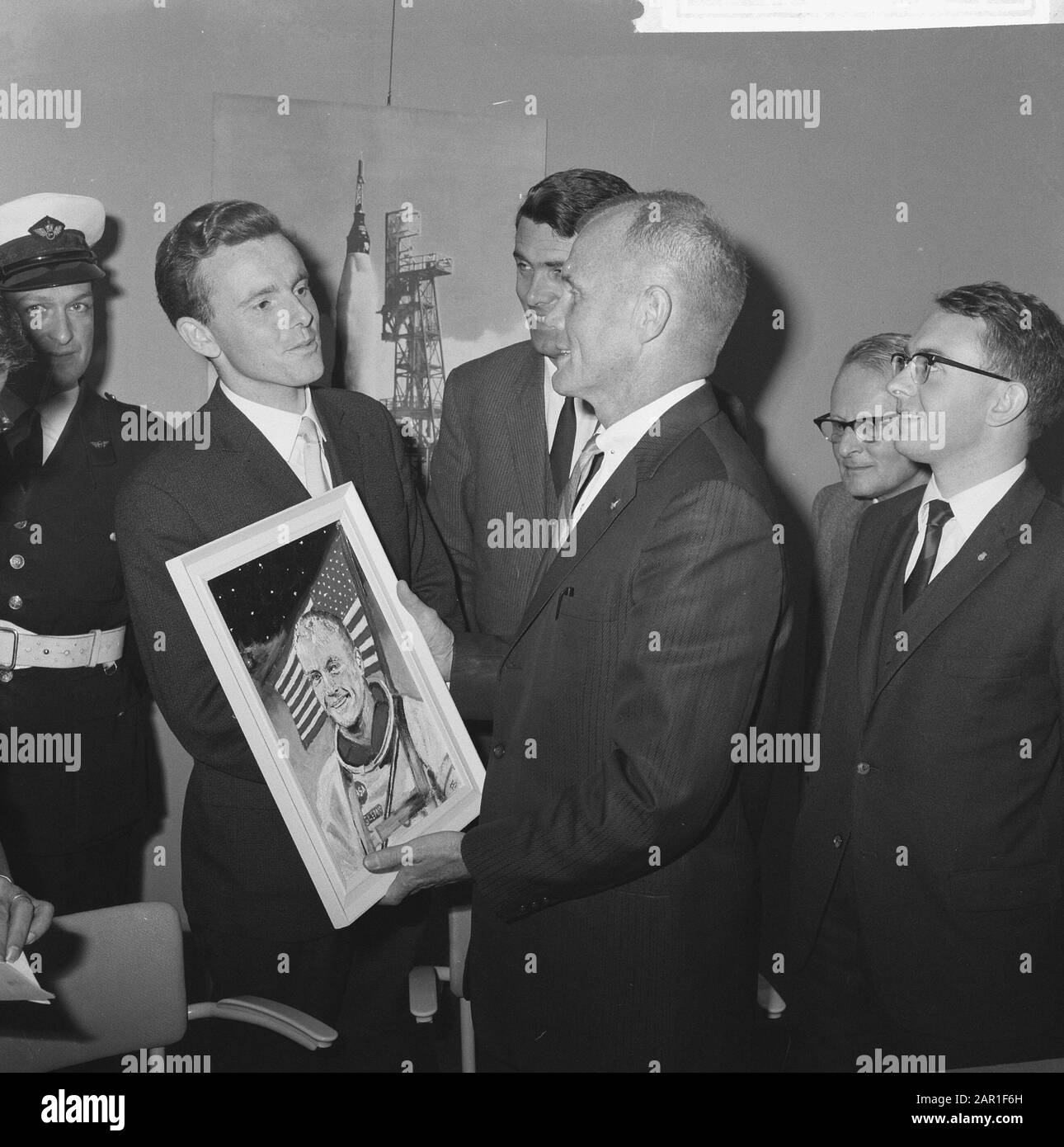 Visite aux Pays-Bas de l'astronaute John Glenn et de sa famille John Glenn, entouré de plusieurs messieurs, obtient un portet de lui-même offert Date: 9 octobre 1965 mots clés: Visites, portraits, vaisseau spatial Nom personnel: Glenn, John H. Banque D'Images