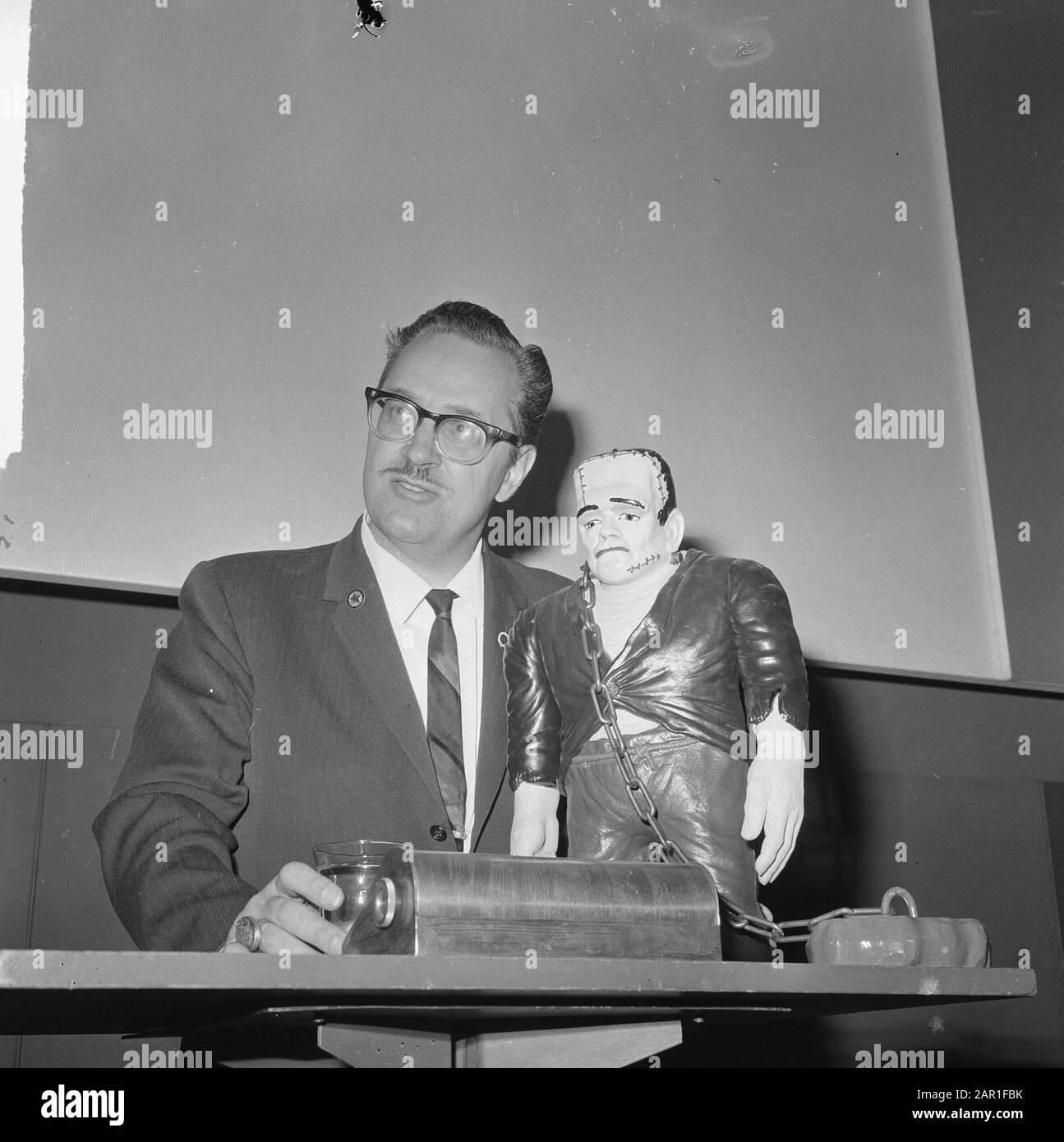 Forrest J. Ackerman, agent littéraire des auteurs de science-fiction et d'horreur Date : 11 août 1965 mots clés : agents, horreur, littérature, portraits, science-fiction Nom personnel : Ackerman Forrest J Banque D'Images