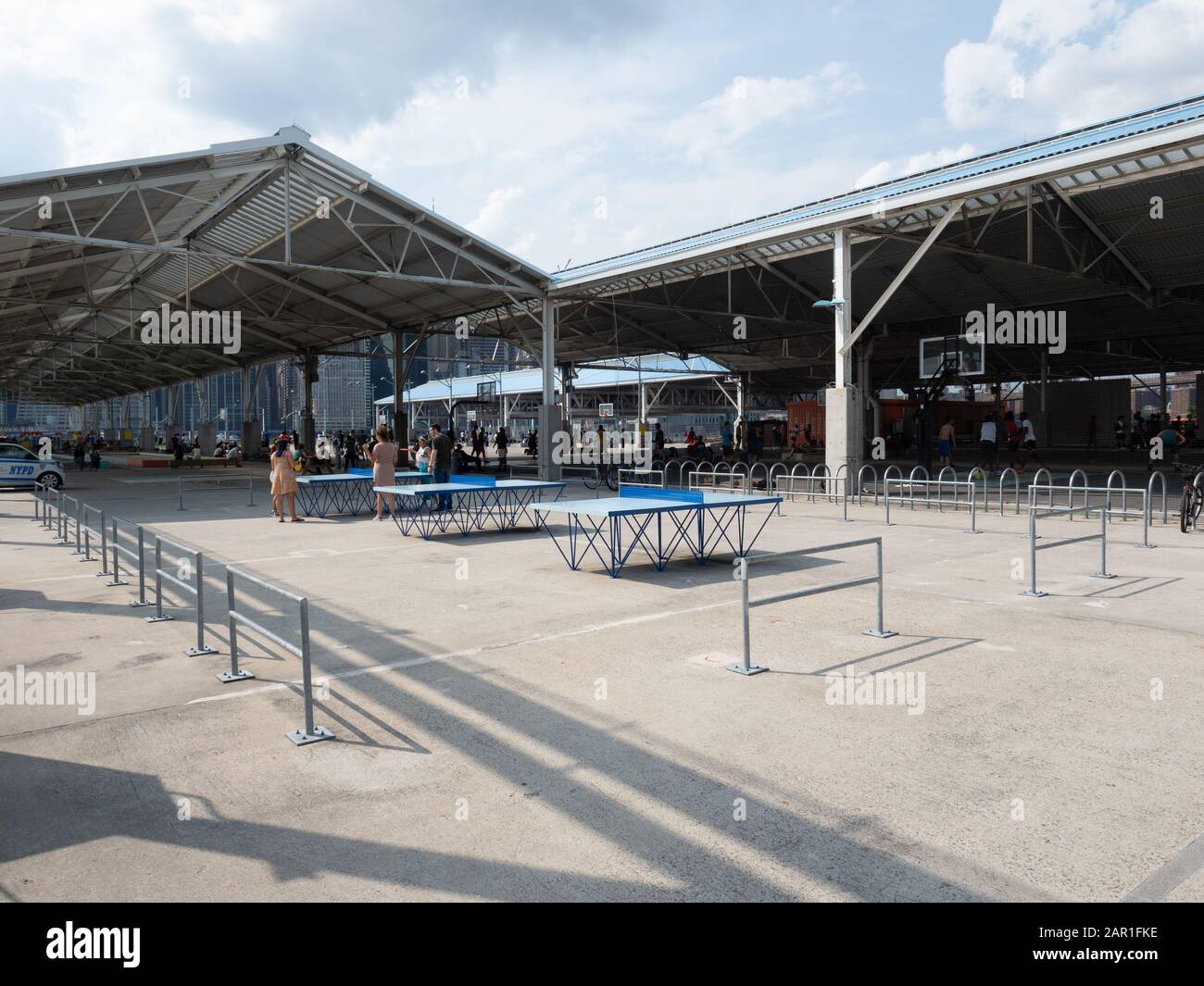 New York, États-Unis - 31 mai 2019: Tennis de table au Brooklyn Bridge Park Pier 2 à Brooklyn. Banque D'Images