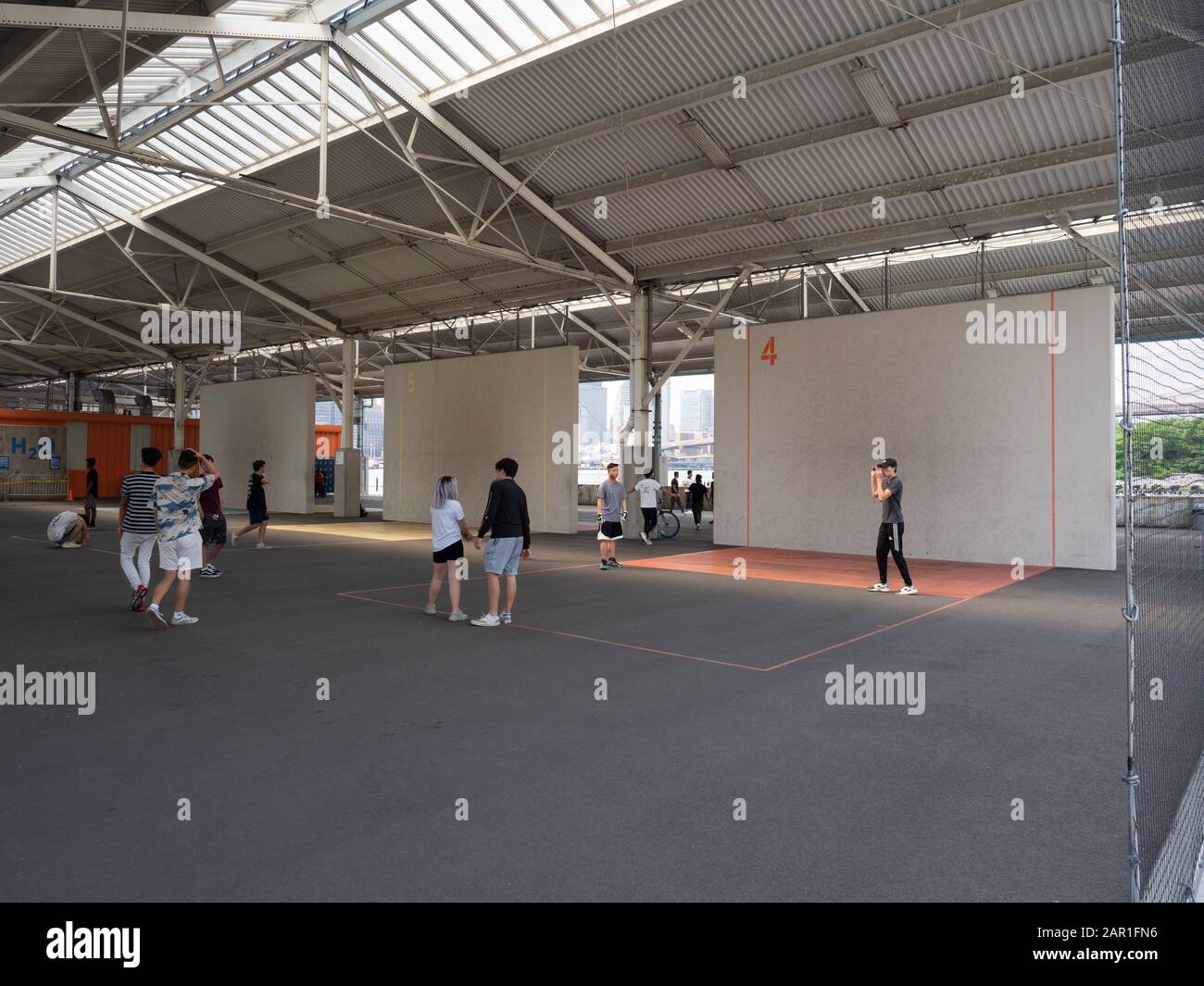 New York, États-Unis - 31 mai 2019 : image de jour des terrains de handball de Brooklyn Bridge Park Pier 2. Banque D'Images