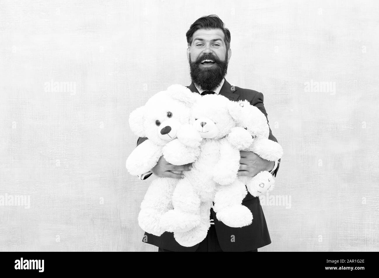 Vente en gros. L'amour et la bonté. Heureux de l'âge adulte. L'homme ours câlin de nombreux jouets. Concept de cadeau d'anniversaire. Ours en peluche agréable surprise. Guy heureux tenir des jouets. Joli cadeau surprise. Enfant grandi. Toys shop. Banque D'Images