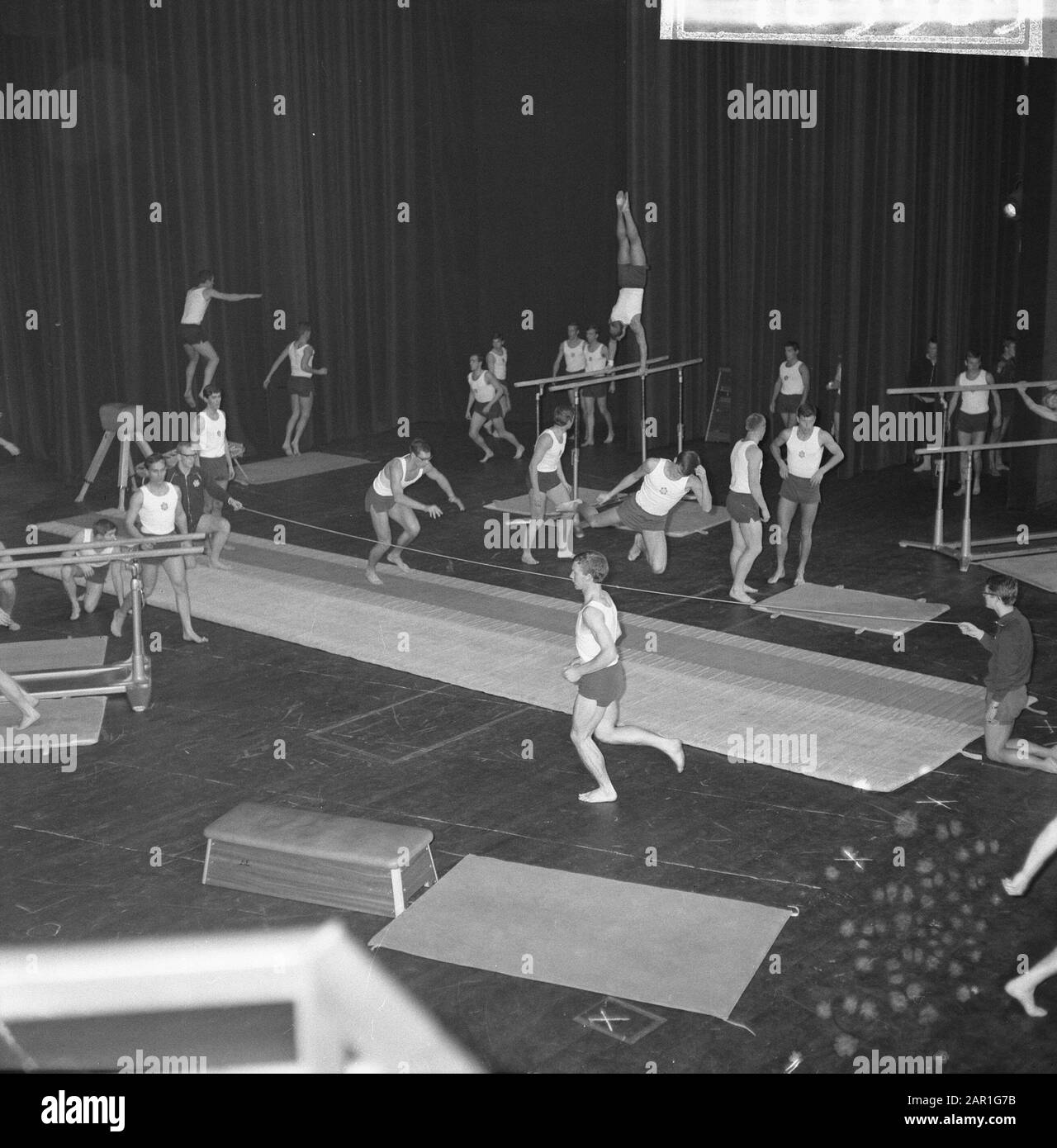 40ème anniversaire de l'Académie d'éducation physique à Amsterdam Performance de l'équipe de démonstration au Palais des Congrès Date: 24 octobre 1965 lieu: Amsterdam, Noord-Holland mots clés: Démonstrations, anniversaires, éducation physique, éducation, gymnastique Banque D'Images