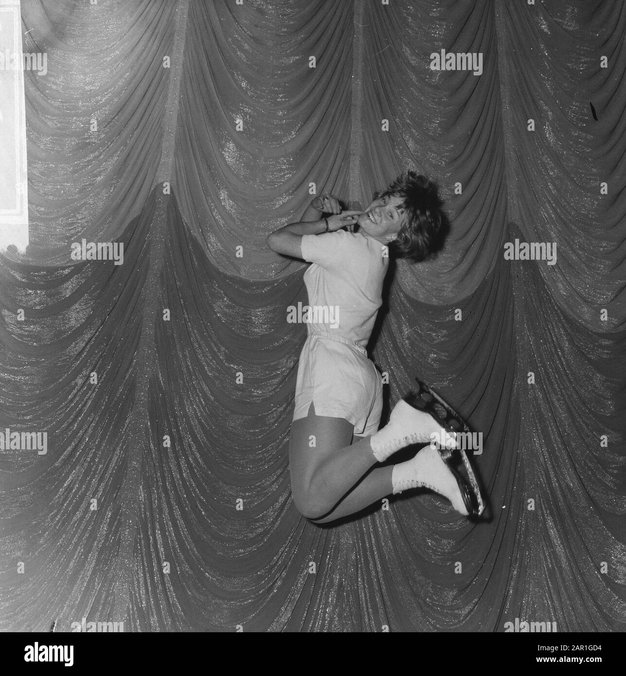 Figure skater Sjoukje Dijkstra pendant l'entraînement, une demi-heure avant le début des vacances sur glace-revue à Amsterdam RAI Sjoukje Dijkstra alors qu'elle fait un saut Date: 28 octobre 1965 lieu: Amsterdam, Noord-Holland mots clés: Danse sur glace, patinage artistique Nom personnel: Dijkstra, Sjoukje Banque D'Images