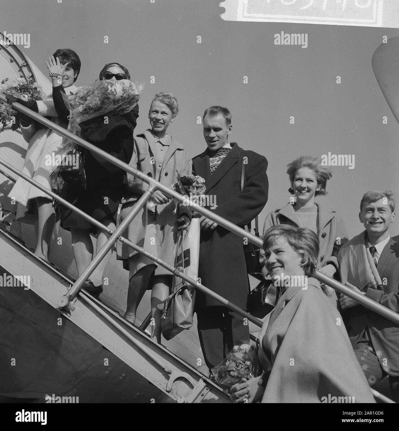 Arrivée des étoiles de glace à Schiphol Ludmilla Belousova et Oleg Protopopov (au milieu), la paire russe de skate figure, pose sur les escaliers de l'avion; avant gauche: Sjoukje Dijkstra Annotation: Dans la soirée, la performance des étoiles de glace à la patinoire de la Haye Date: 28 octobre 1965 lieu: Noord-Holland, Schiphol mots clés: Arrivée et départ, danse sur glace, patinage artistique Nom personnel: Belousova, Ludmilla, Dijkstra, Sjoukje, Protopov, Oleg Banque D'Images