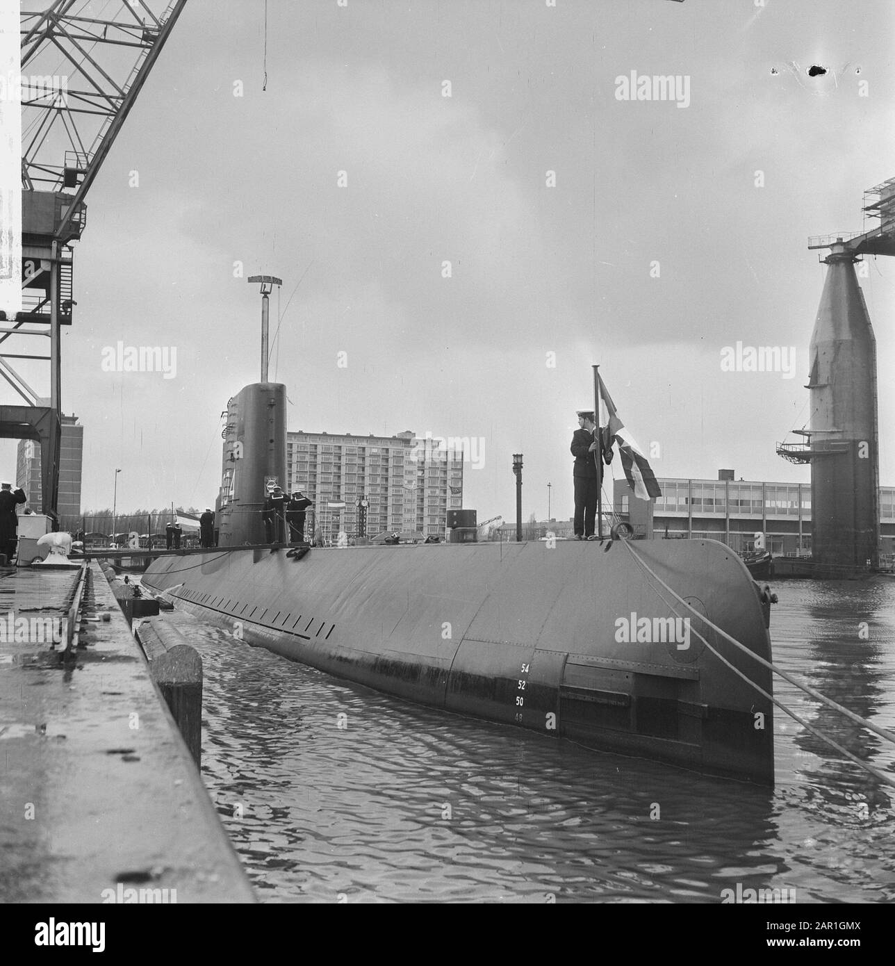 Emploi Des Rh. Mme Dan. Sous-marin de cachalots de la Marine royale au chantier naval Wilton Fijenoord à Schiedam Hisser le drapeau Date: 2 novembre 1965 lieu: Schiedam, Zuid-Holland mots clés: Marine, marins, navires militaires, sous-marins, cérémonies, drapeaux Nom de l'institution: Wilton- Fijenoord Banque D'Images