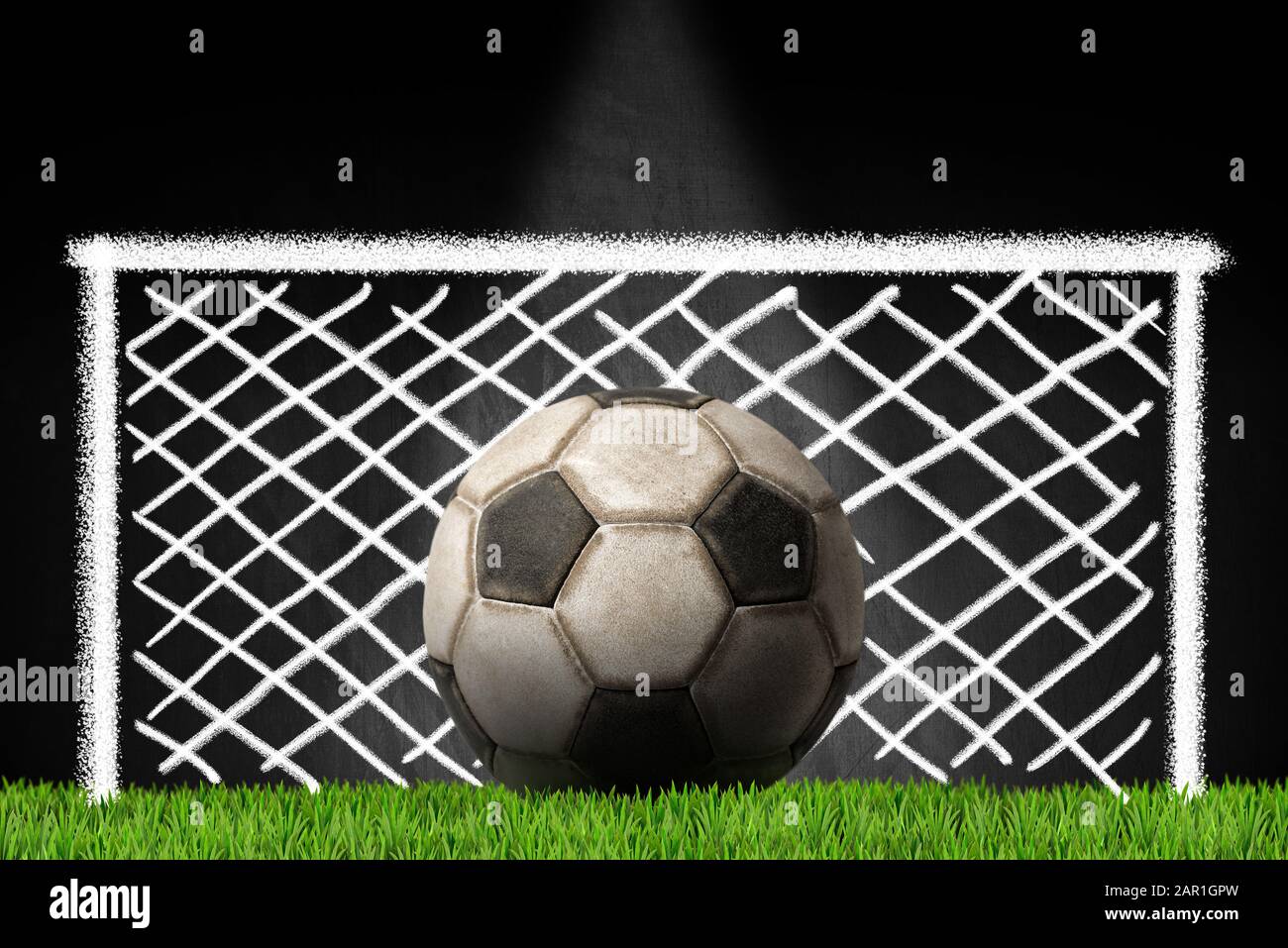 Ancien ballon de football en cuir sur l'herbe verte avec un tableau noir  sur le fond avec un dessin craie d'un but de football Photo Stock - Alamy