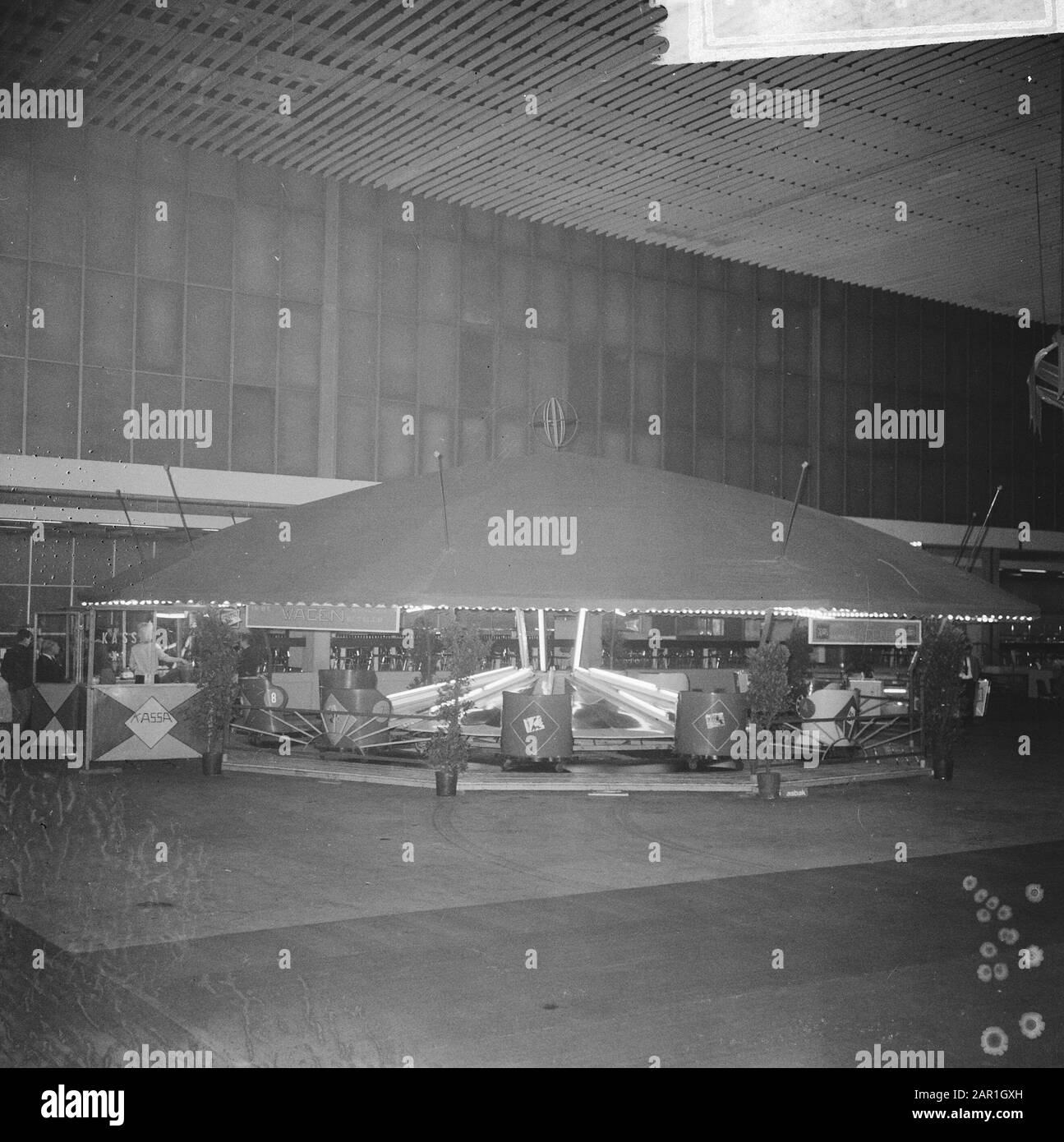 Fête à l'occasion du 40ème anniversaire DU KRO (Katholieke radio Broadcasting) dans l'attraction RAI in Amsterdam Fairground créée le RAI Date: 22 novembre 1965 lieu: Amsterdam, Noord- Holland mots clés: Fêtes, anniversaires, attractions du parc des expositions, nom de l'établissement de radiodiffusion: Kro Banque D'Images