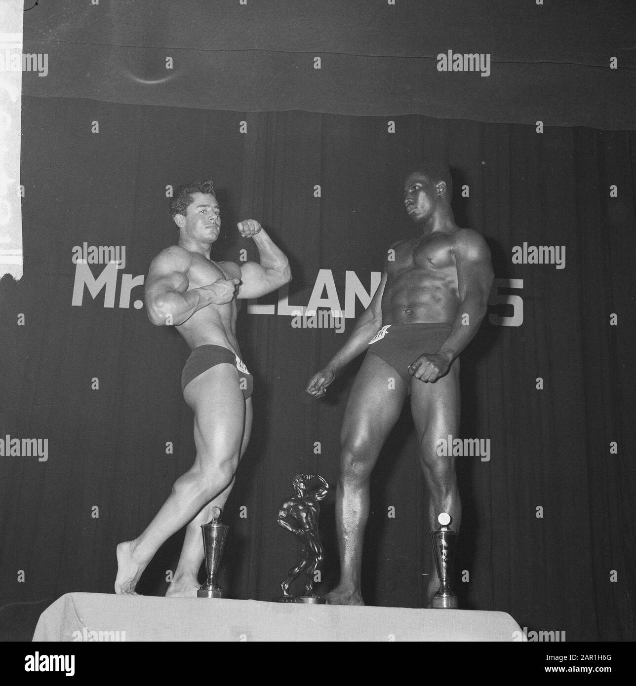 M. Holland-Elections au Doelenzaal d'Amsterdam vainqueur du mr. Holland Elections, Italian Guiseppe Deiana (l.) et Augus IJssel Julius Date: 7 novembre 1965 lieu: Amsterdam, Noord-Holland mots clés: Culturisme, concours Nom personnel: Deiana, Guiseppe, Julius, Augus Yssel Banque D'Images