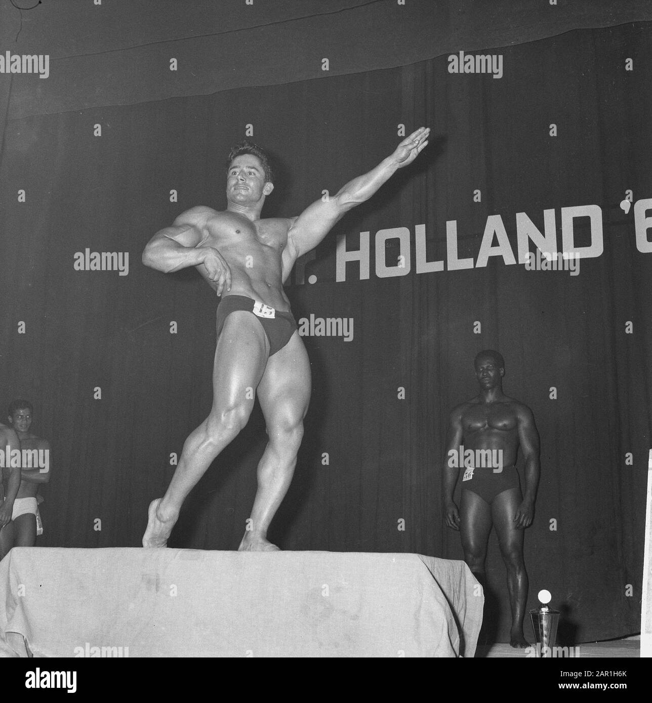 M. Holland-Elections au Doelenzaal d'Amsterdam vainqueur du mr. Holland élections, l'Italien Guiseppe Deiana vivant aux Pays-Bas Date: 7 novembre 1965 lieu: Amsterdam, Noord-Holland mots clés: Culturisme, concours Nom personnel: Deiana, Guiseppe Banque D'Images