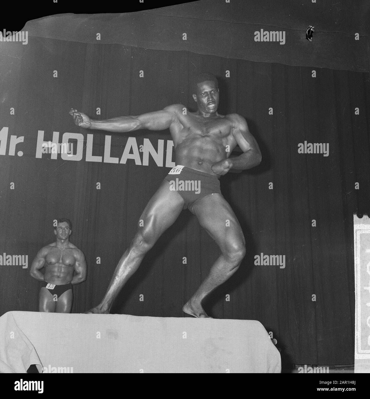 M. Holland-élections au Doelenzaal Amsterdam Champion Wide Rise, Augus IJssel Julius Date: 7 novembre 1965 lieu: Amsterdam, Noord-Holland mots clés: Bodybuilding, concours Nom personnel: Julius, Augus IJssel Banque D'Images