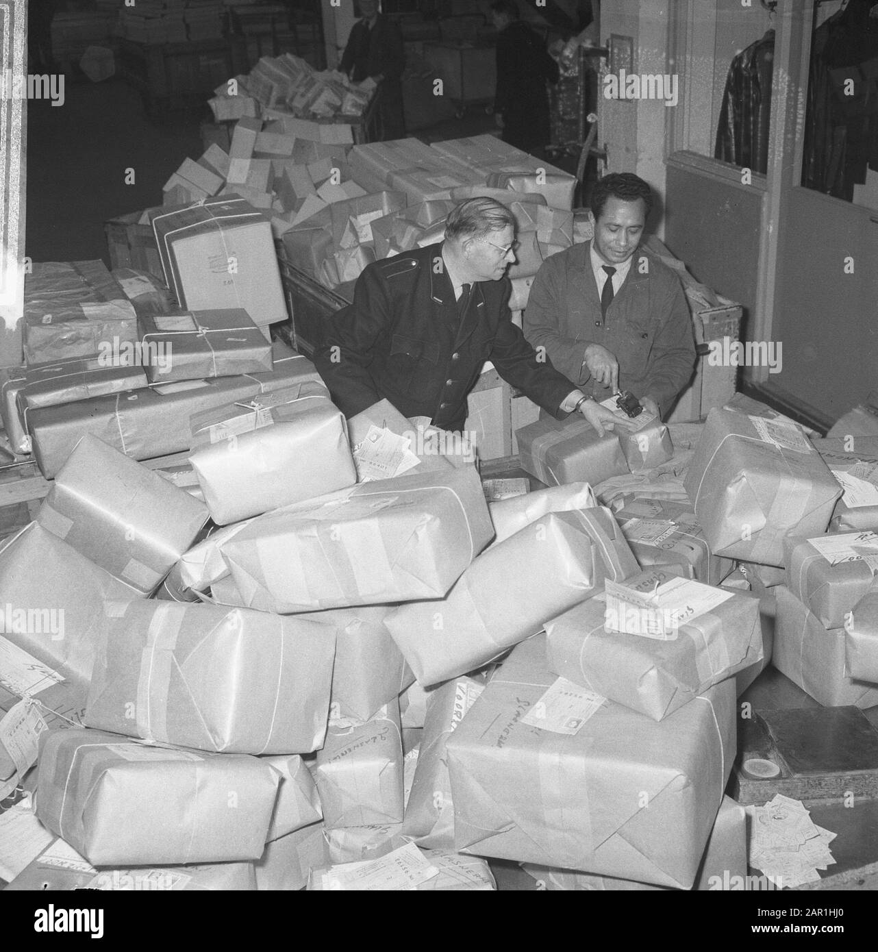 Impression au service de poste de colis à la gare centrale Date : 1 décembre 1965 mots clés : colis postaux, services postaux Banque D'Images