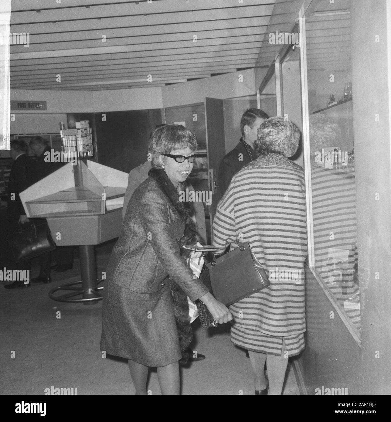 Chanteuse et actrice française Josephine Baker shopping à l'aéroport de Schiphol avant son départ Date: 1 décembre 1965 lieu: Noord-Holland, Schiphol mots clés: Arrivée et départ, acteurs, danseurs, chanteurs Nom personnel: Baker, Josephine Banque D'Images