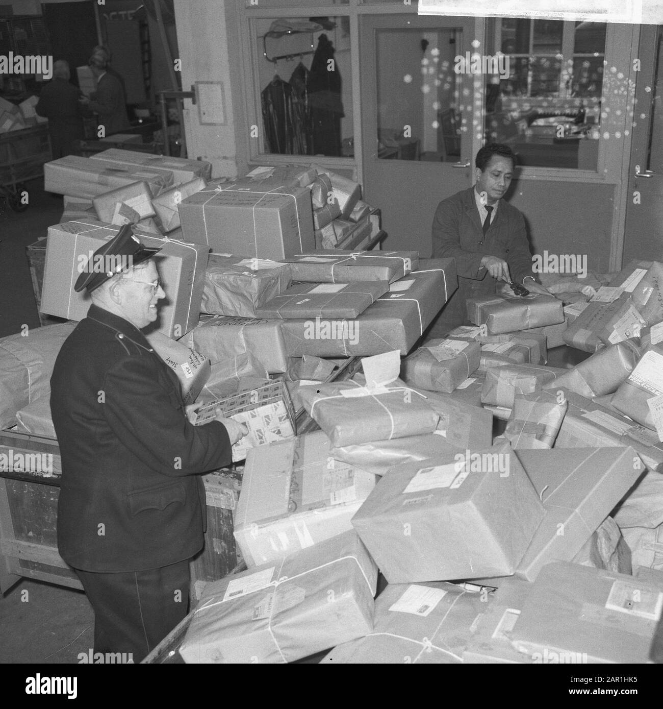 Impression au service de la poste de colis à la gare centrale Date : 1er décembre 1965 mots clés : poste, secteur postal Banque D'Images
