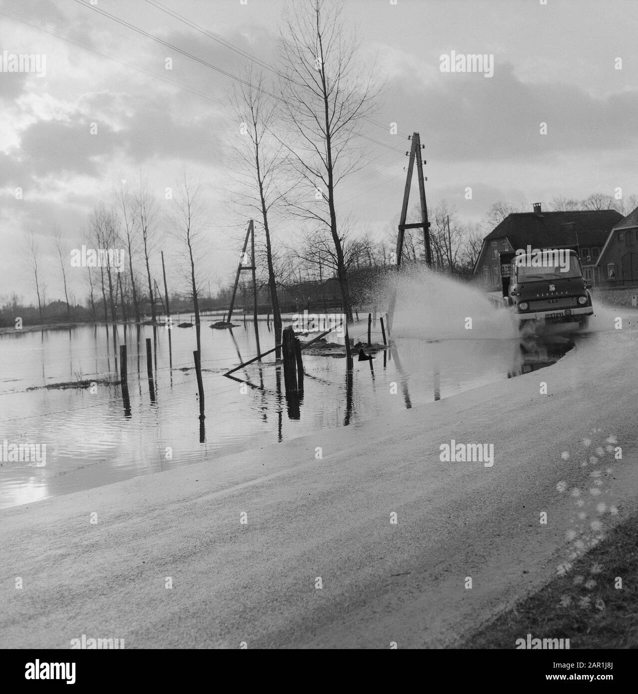 Waternuisance dans la vallée de Gelderse; voiture conduite le long d'un pré inondé Date: 11 décembre 1965 lieu: Gueldre mots clés: Voitures, inondations, inondations Banque D'Images