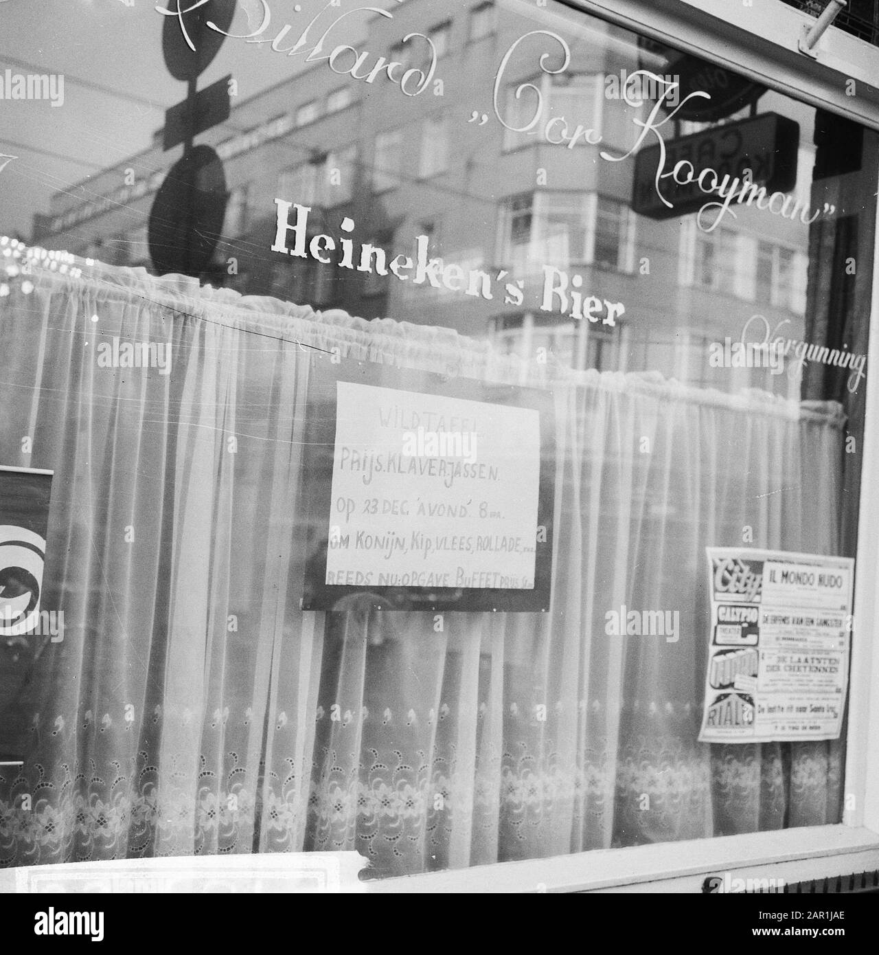 Cloverjastoernooien recommencer; billet sur un caférit dans la Ferdinand Bolstraat à Amsterdam Date: 14 décembre 1965 lieu: Amsterdam, Noord-Holland mots clés: Cafés, fenêtres, vitrirage Banque D'Images