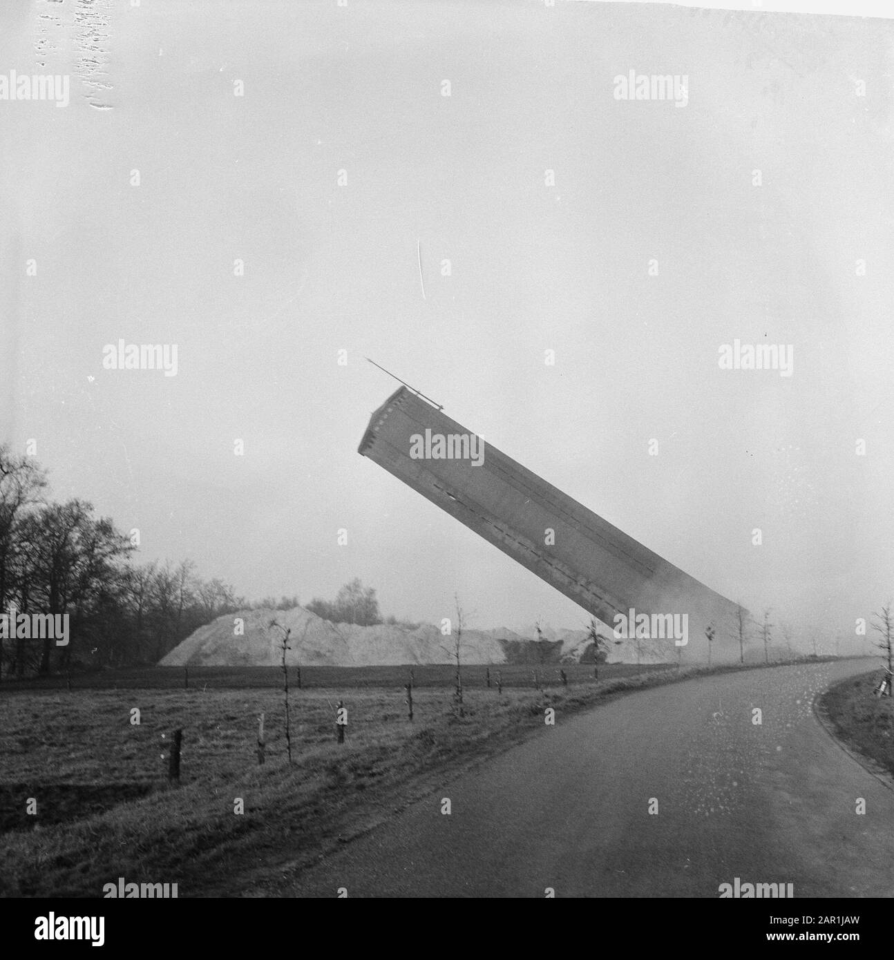 La tour d'eau de Dalfsen est explosée; la tour tombe Date: 14 décembre 1965 lieu: Dalfsen, Overijssel mots clés: Démolition, démolition, explosifs, tours, tours d'eau Banque D'Images