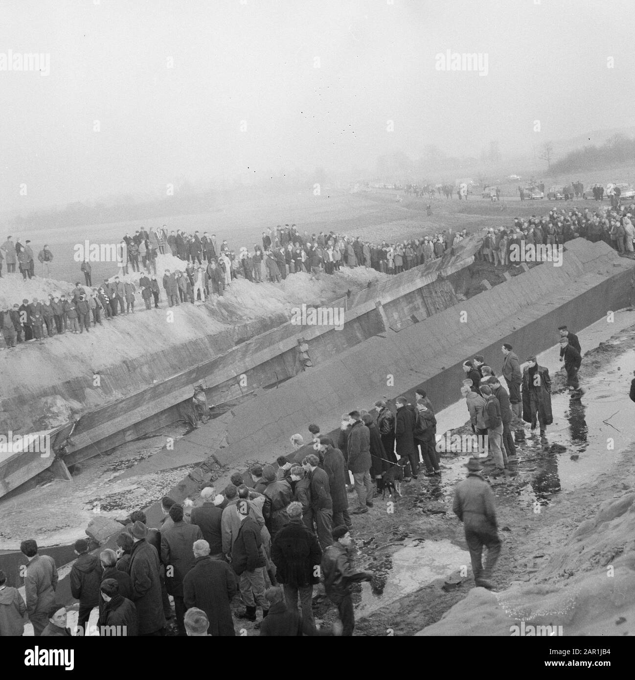 La tour d'eau de Dalfsen a explosé; la tour d'eau est abattée dans sa tombe Date: 14 décembre 1965 lieu: Dalfsen, Overijssel mots clés: Démolition, coup, public, tours, tours d'eau Banque D'Images
