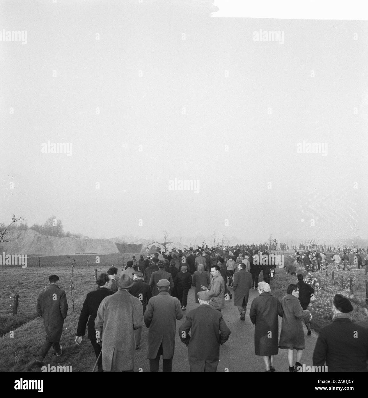 Tour d'eau van Dalfsen gonflé; spectateurs regardent le spectacle Date: 14 décembre 1965 lieu: Dalfsen, Overijssel mots clés: Démolition, public, tours d'eau Banque D'Images