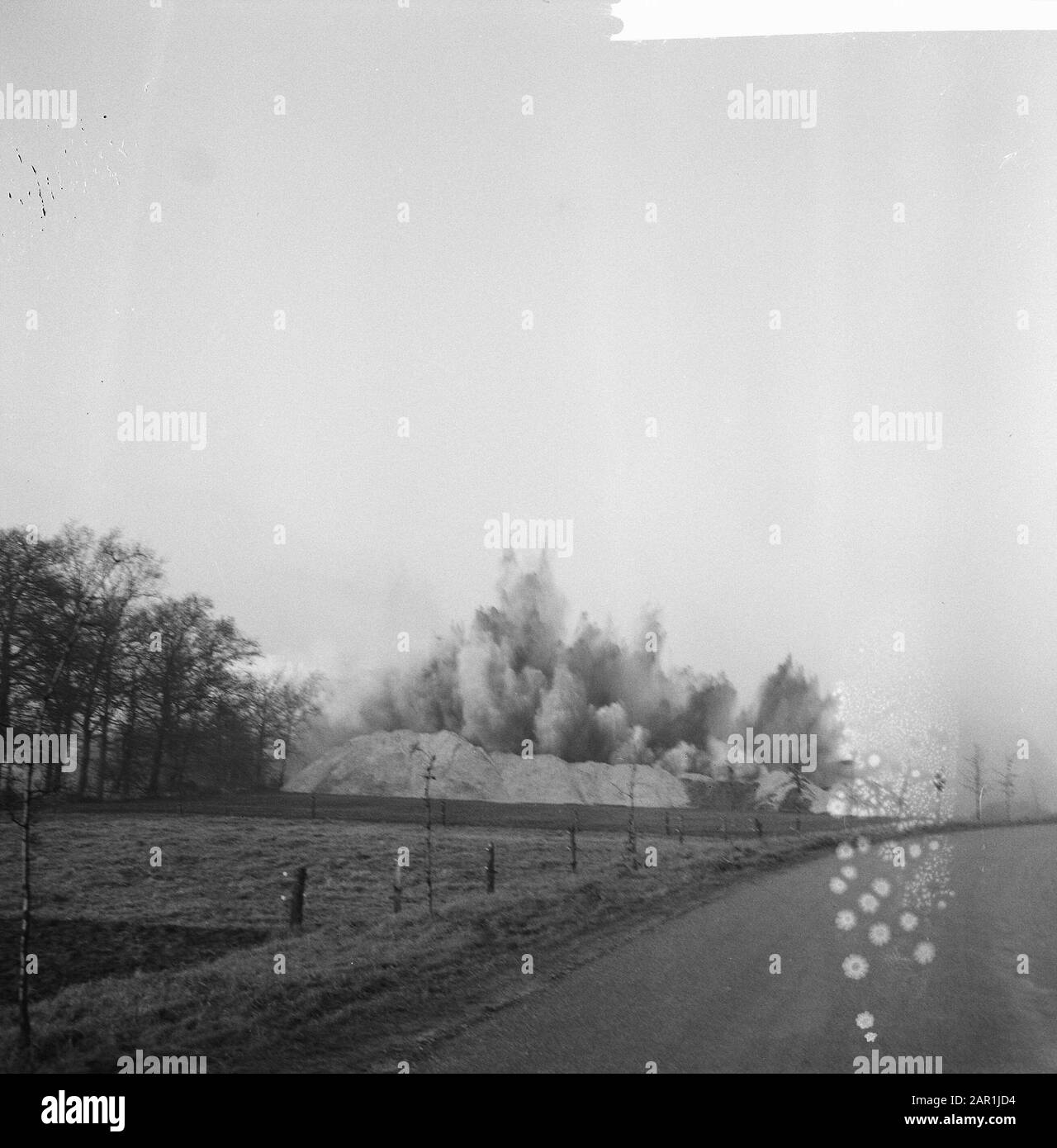 La tour d'eau de Dalfsen a explosé; nuages de poussière après l'effondrement de la tour d'eau Date: 14 décembre 1965 lieu: Dalfsen, Overijssel mots clés: Dégradation, explosions, nuages de poussière Banque D'Images