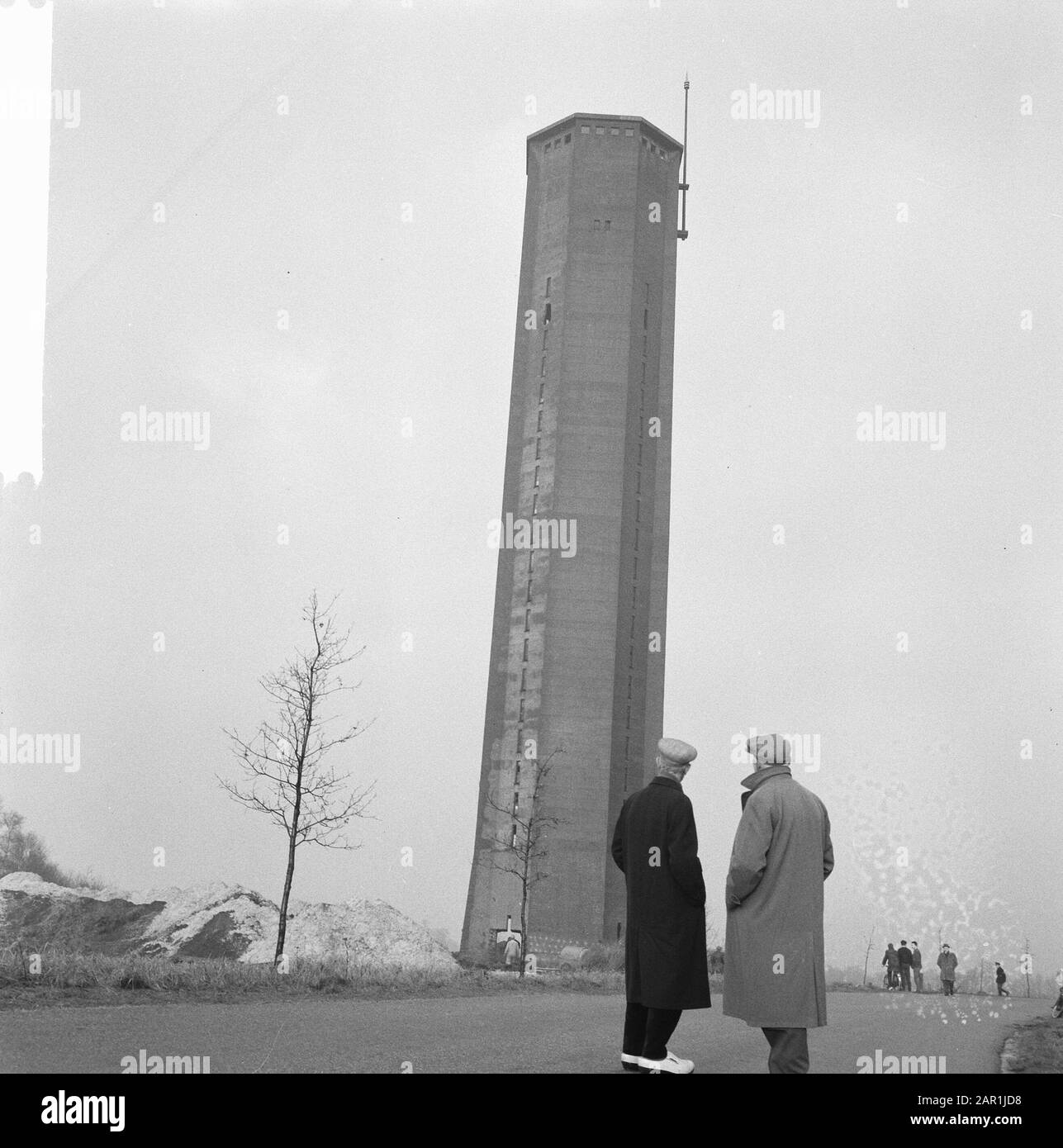 La tour d'eau de Dalfsen est soufflée; deux hommes voient la tour Date: 14 décembre 1965 lieu: Dalfsen, Overijssel mots clés: Démolition, public, tours, tours d'eau Banque D'Images