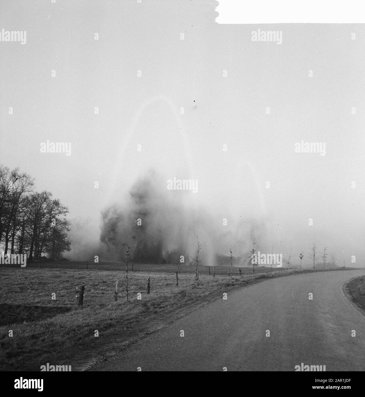 La tour d'eau van Dalfsen a explosé; nuage de poussière après la chute de la tour Date: 14 décembre 1965 lieu: Dalfsen, Overijssel mots clés: Explosions, nuages de poussière, tours d'eau Banque D'Images