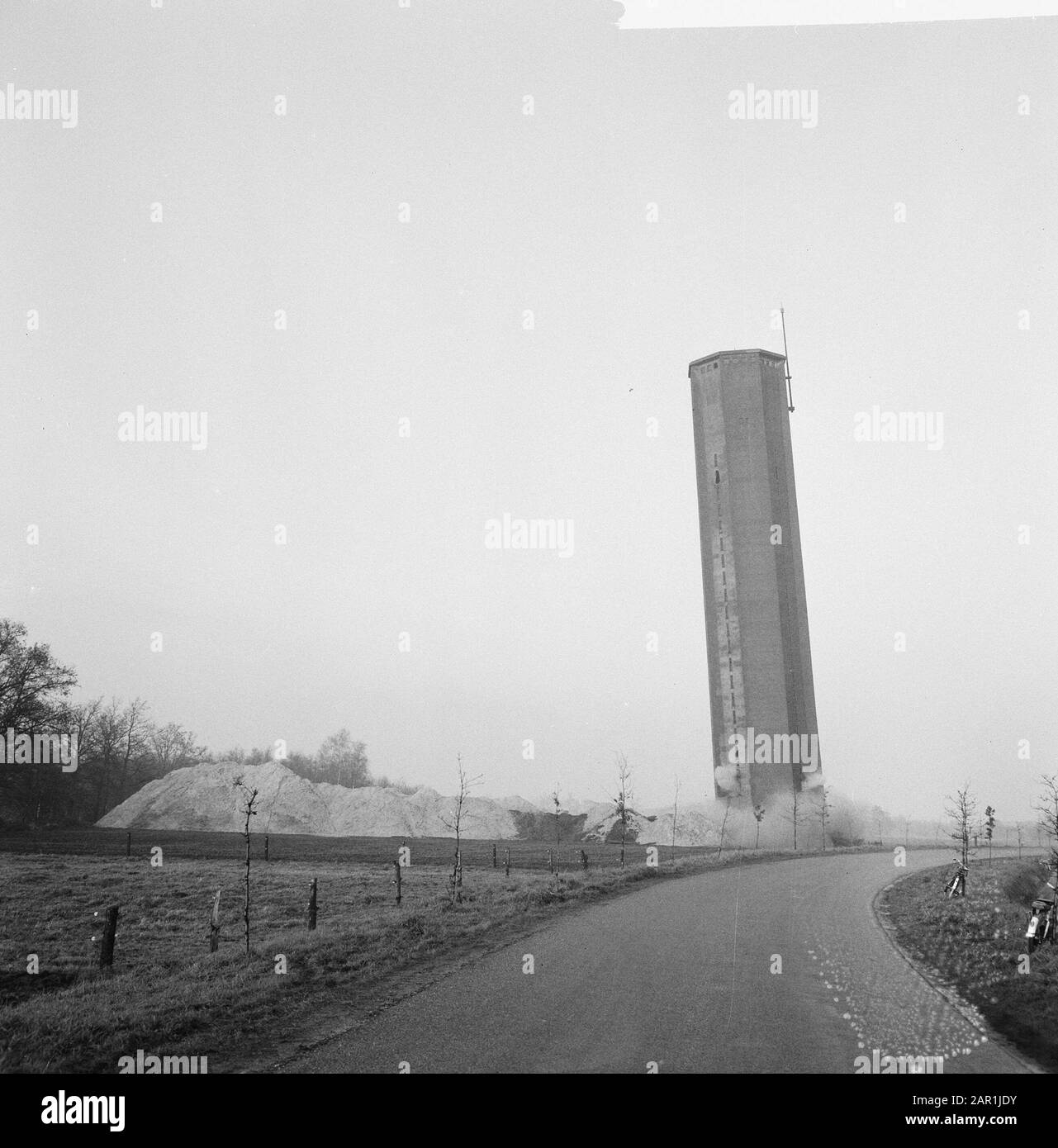 La tour d'eau de Dalfsen est explosée Date : 14 décembre 1965 lieu : Dalfsen, Overijssel mots clés : démolition, explosifs, gonflage, tours, tours d'eau Banque D'Images