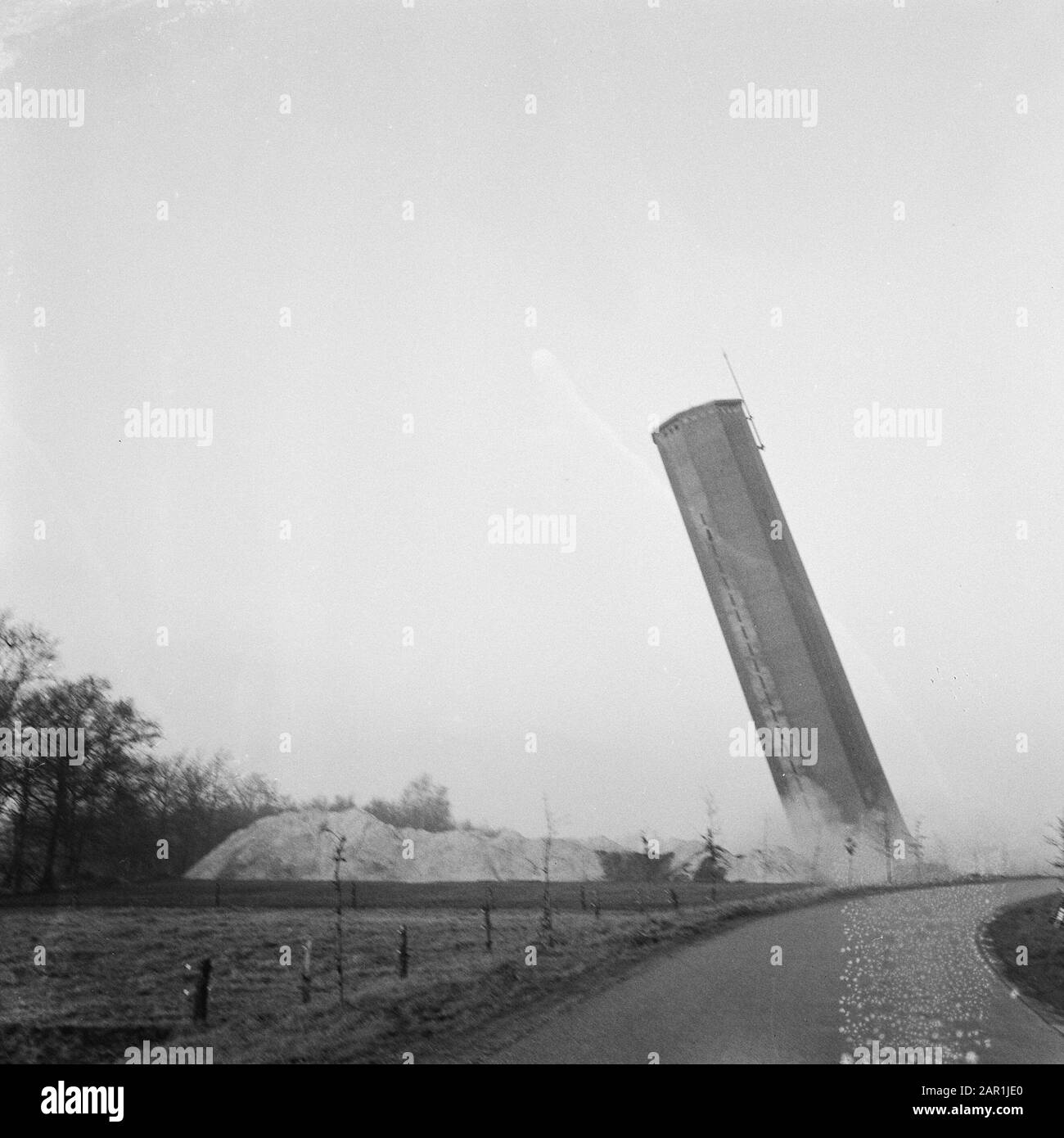 La tour d'eau de Dalfsen est explosée; la tour tombe Date: 14 décembre 1965 lieu: Dalfsen, Overijssel mots clés: Démolition, explosifs, gonflage, tours, tours d'eau Banque D'Images