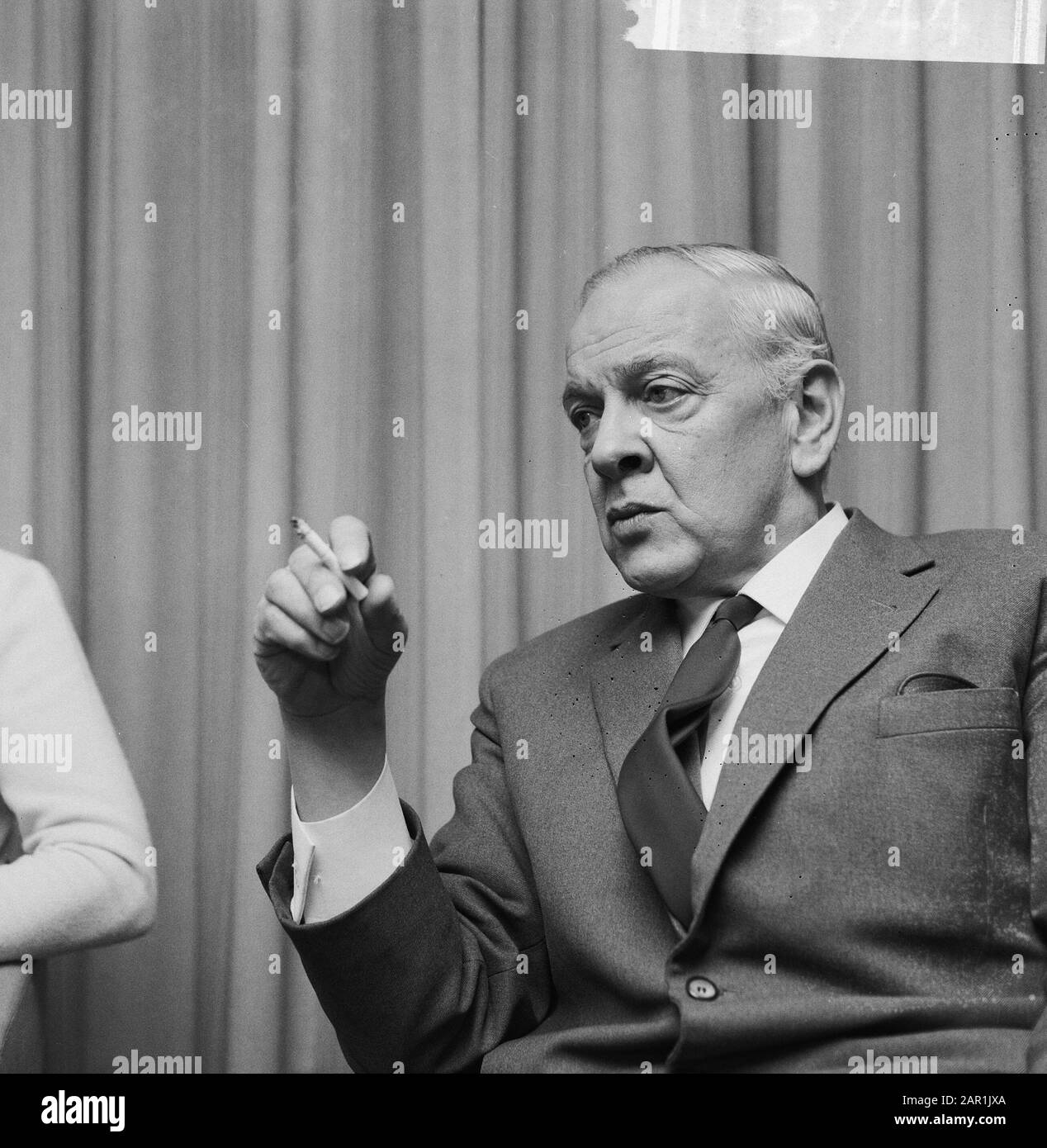 Conférence de presse du TROS (Television & radio Omroep Foundation) à Nieuwpoort à la Haye; directeur Joop Landré Date: 17 décembre 1965 lieu: La Haye, Zuid-Holland mots clés: Directeurs , conférences de presse, conférences de presse, tabagisme Nom personnel: Landré, Joop Nom de l'institution: Tos Banque D'Images