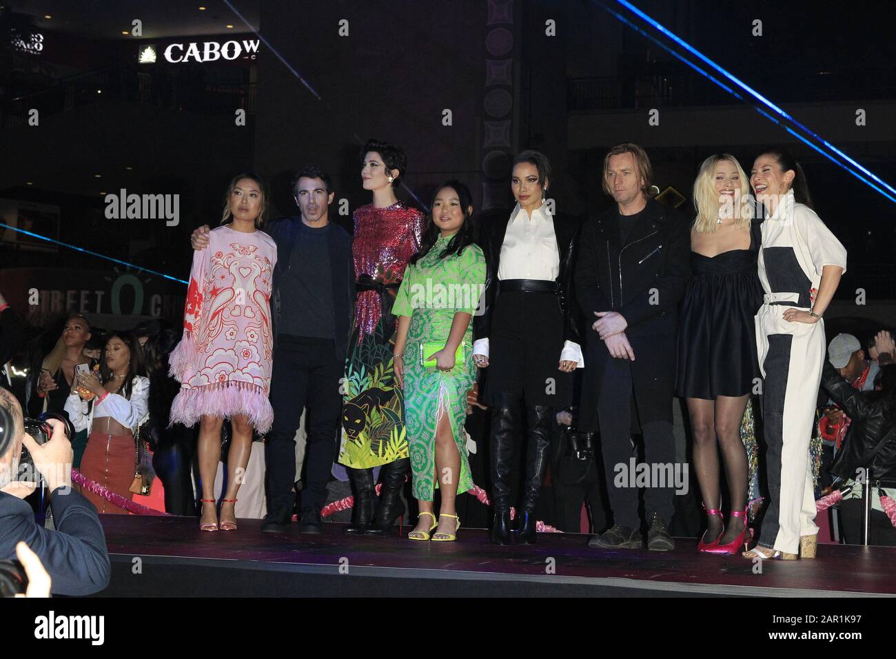 22 janvier 2020, Los Angeles, CA, États-Unis : Los ANGELES - 22 JANVIER : Cathy Yan, Chris Messina, Mary Elizabeth Winlieu, Ella Jay Basco, Jurnee Smollett-Bell, Ewan Mcgregor, Margot Robbie, Christina Hodson À L'Appel De Photos « Birds Of Prey » Au Complexe Hollywood And Highland Le 22 Janvier 2020 À Los Angeles, Ca (Credit Image: © Kay Blake/Zuma Wire) Banque D'Images