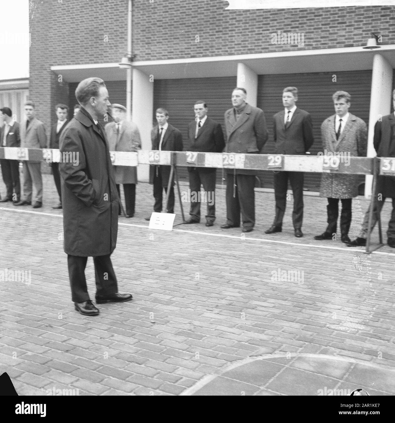 Sept pêcheurs danois faisant face à l'équipage du chalutier Vlaardingse VL 153, le pêcheur danois sauvé Henry Sorensen Date : 1er février 1966 mots clés : équipage, pêcheurs Banque D'Images